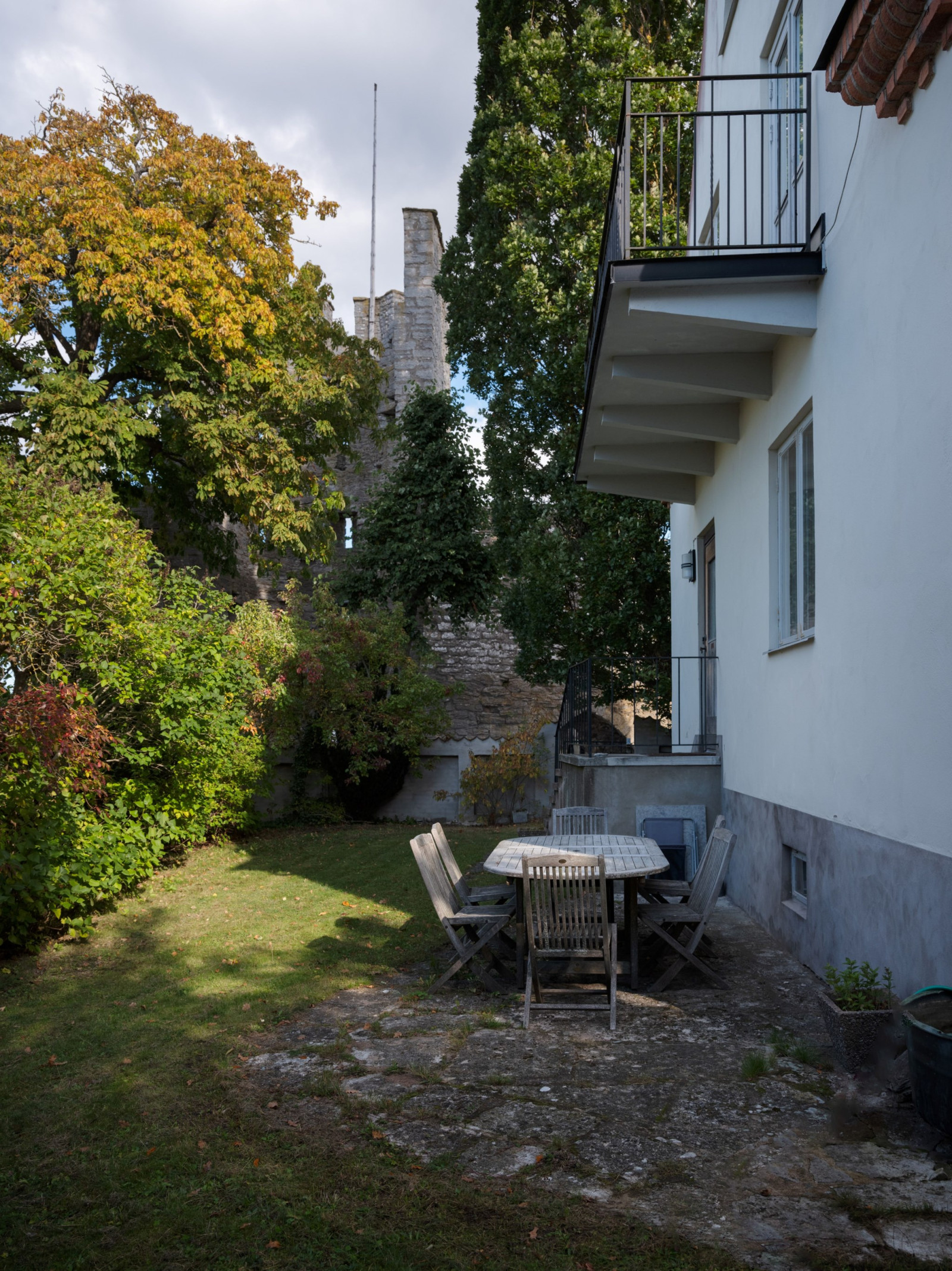 Silverhättan 10, västra gaveln, mot havet med entré och balkong Silverhättan 10