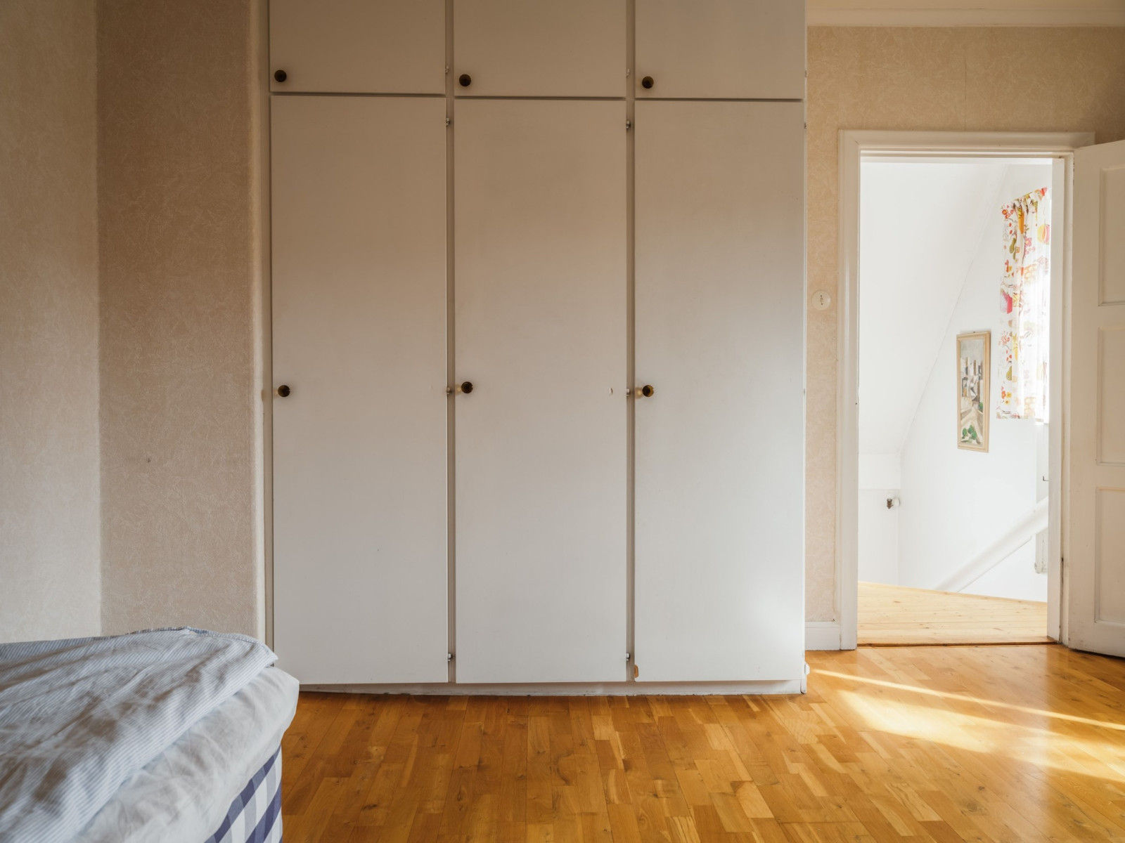 Östra lgh, övre plan, sovrum med dörr till hall Silverhättan 10