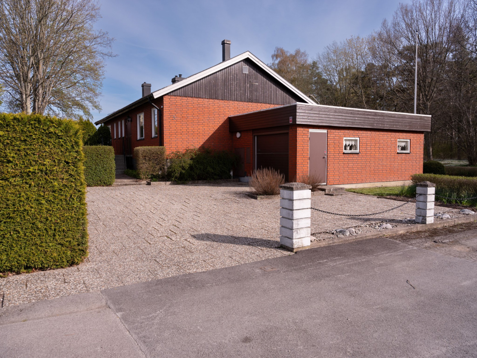 Infarten från Sojdegatan med garage och flera bilplatser Sojdegatan 5