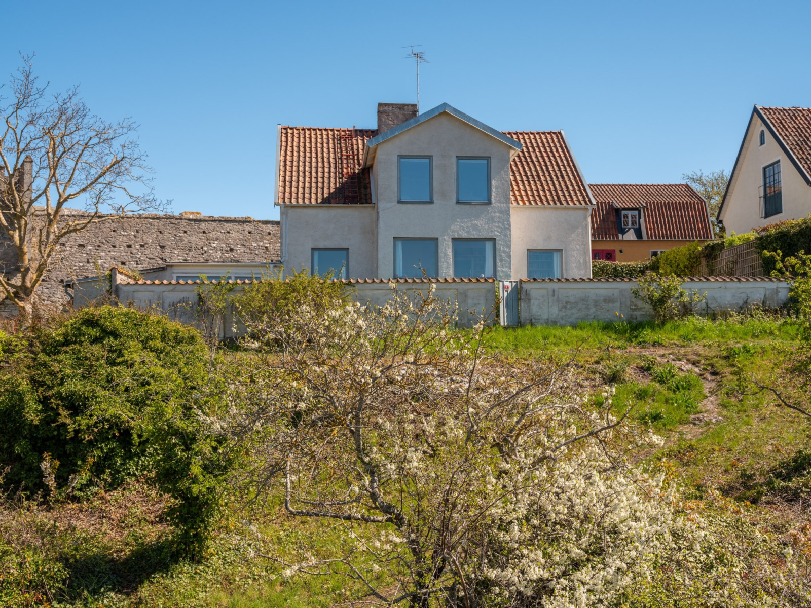 Baksidan som är framsidan mot havet. Vy från Kyrkberget Rackarbacken 14