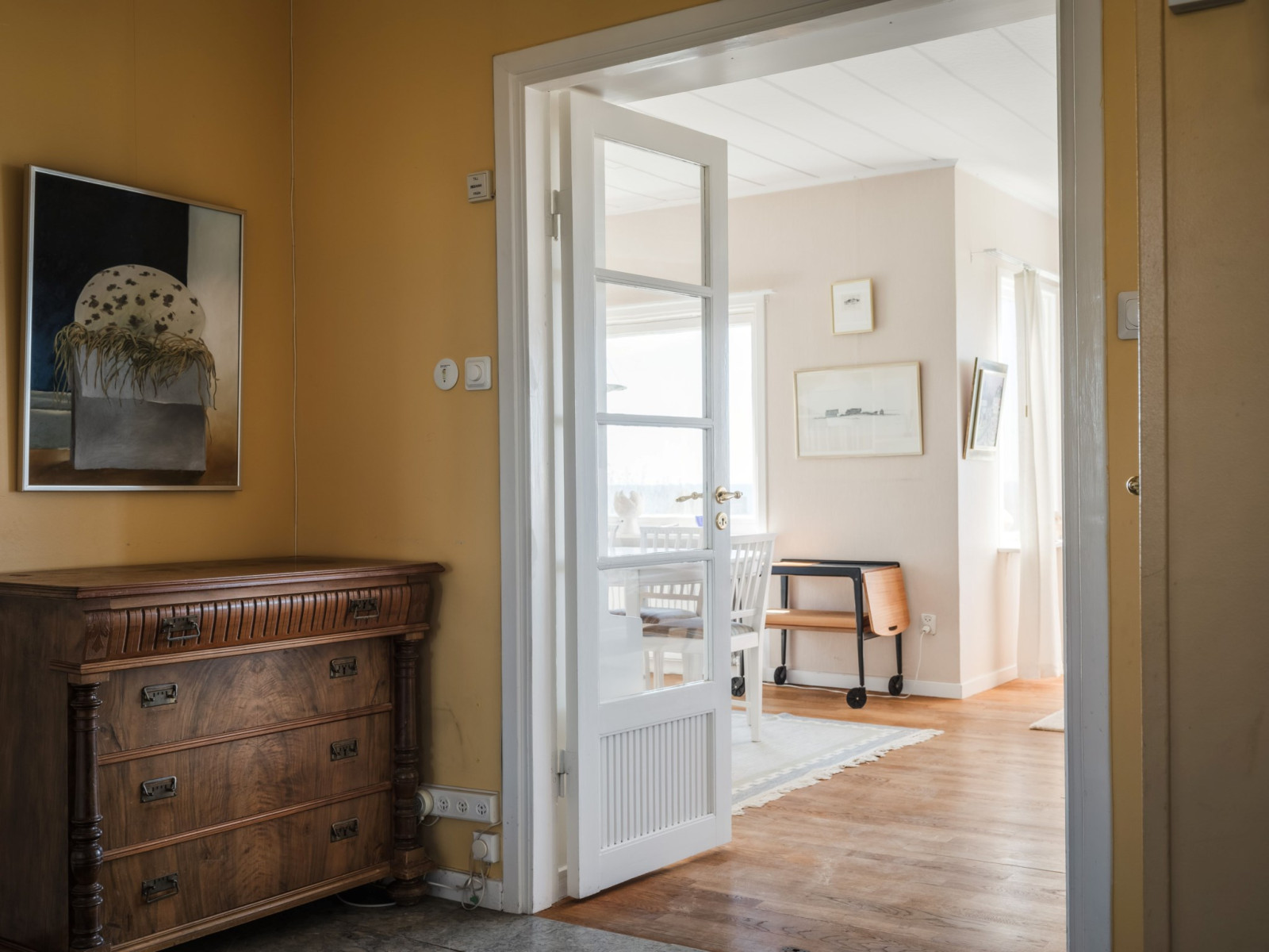 Rackarbacken 14, huvudentrén: Hall/entré med dubbeldörrar till vardagsrum/salong Rackarbacken 14