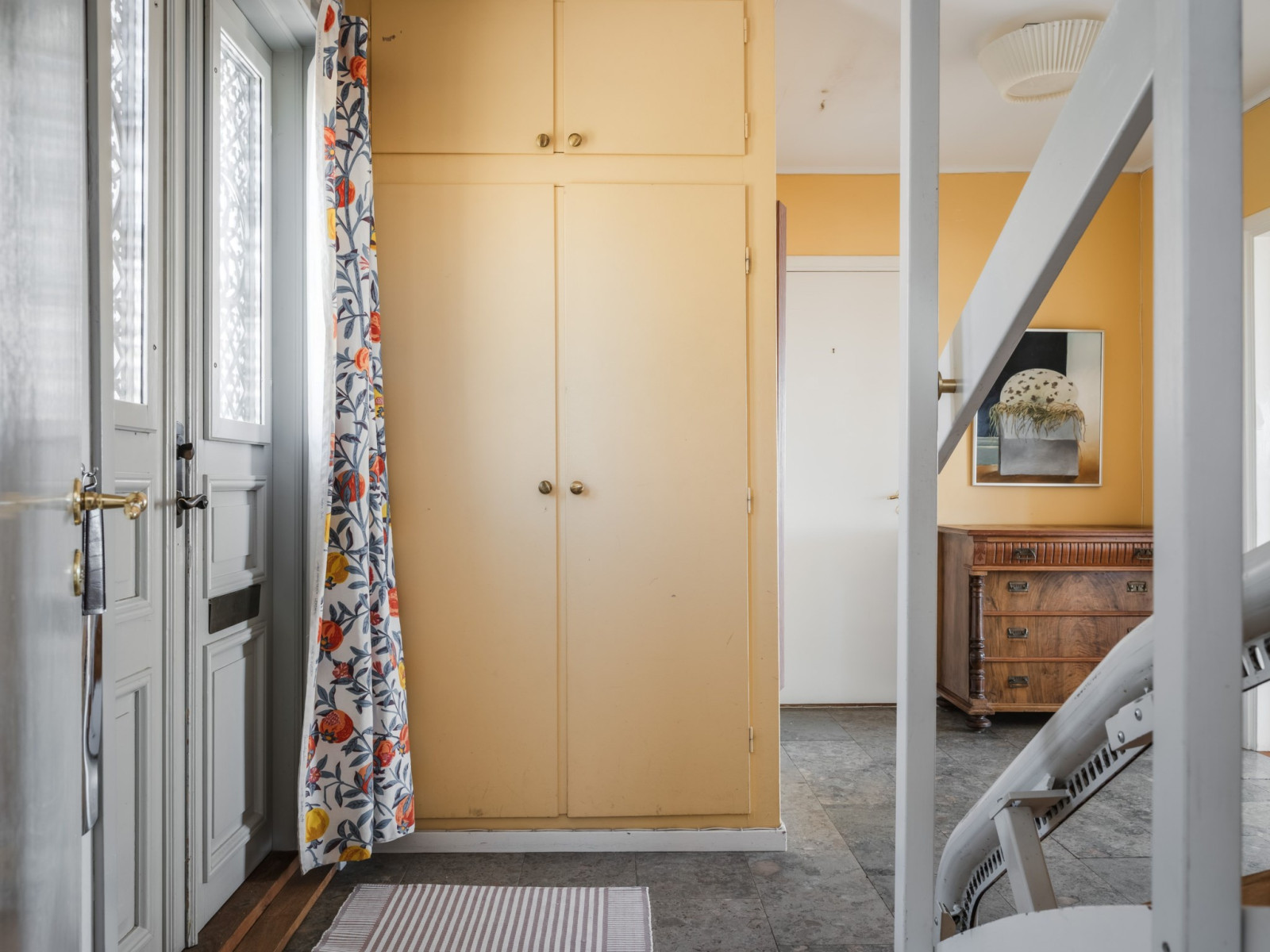 Rackarbacken 14, huvudentrén: Hall/entré med garderober och trappa till övre plan Rackarbacken 14