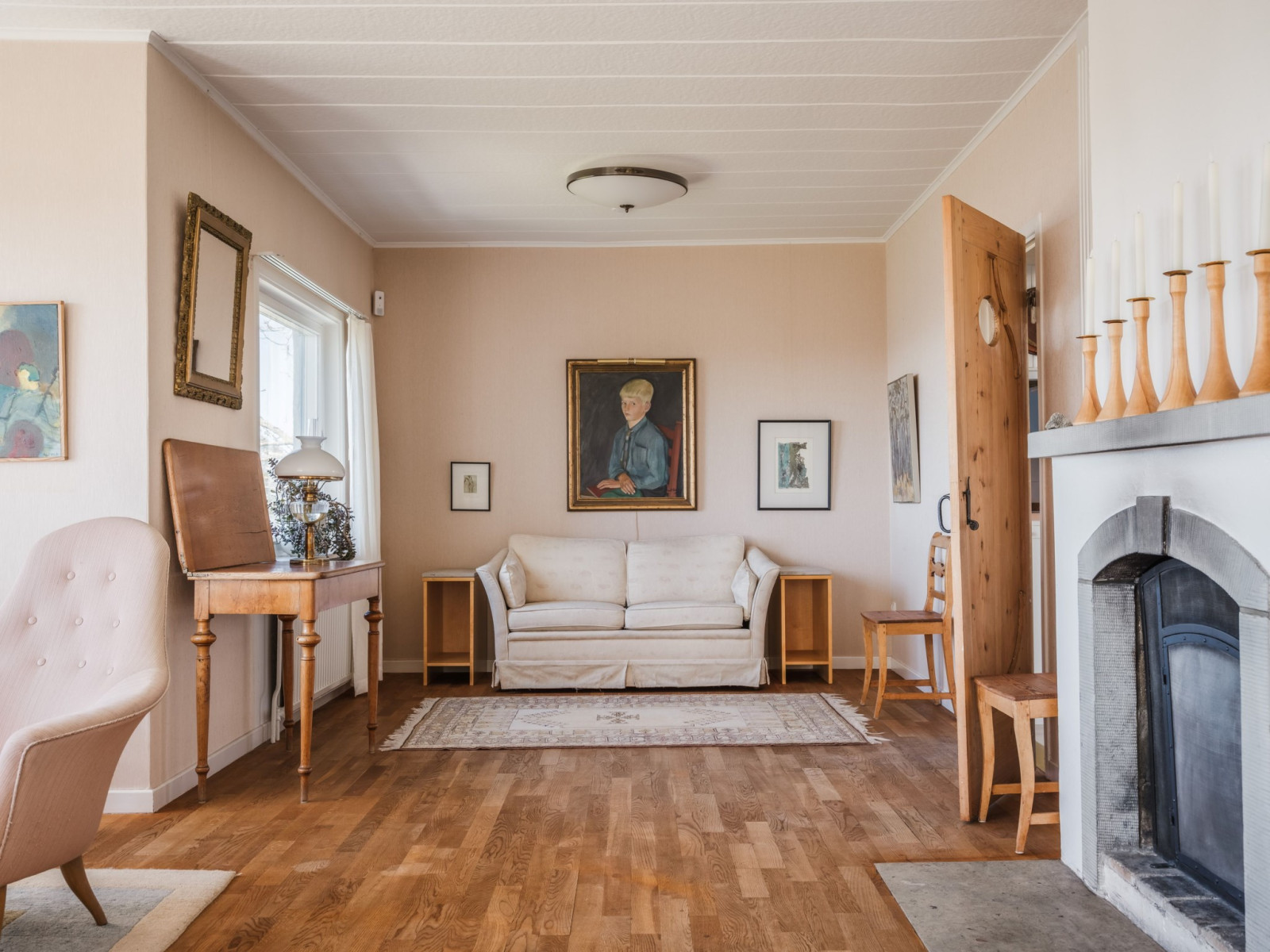 Rackarbacken 14, vardagsrum mot norr och kök t h Rackarbacken 14