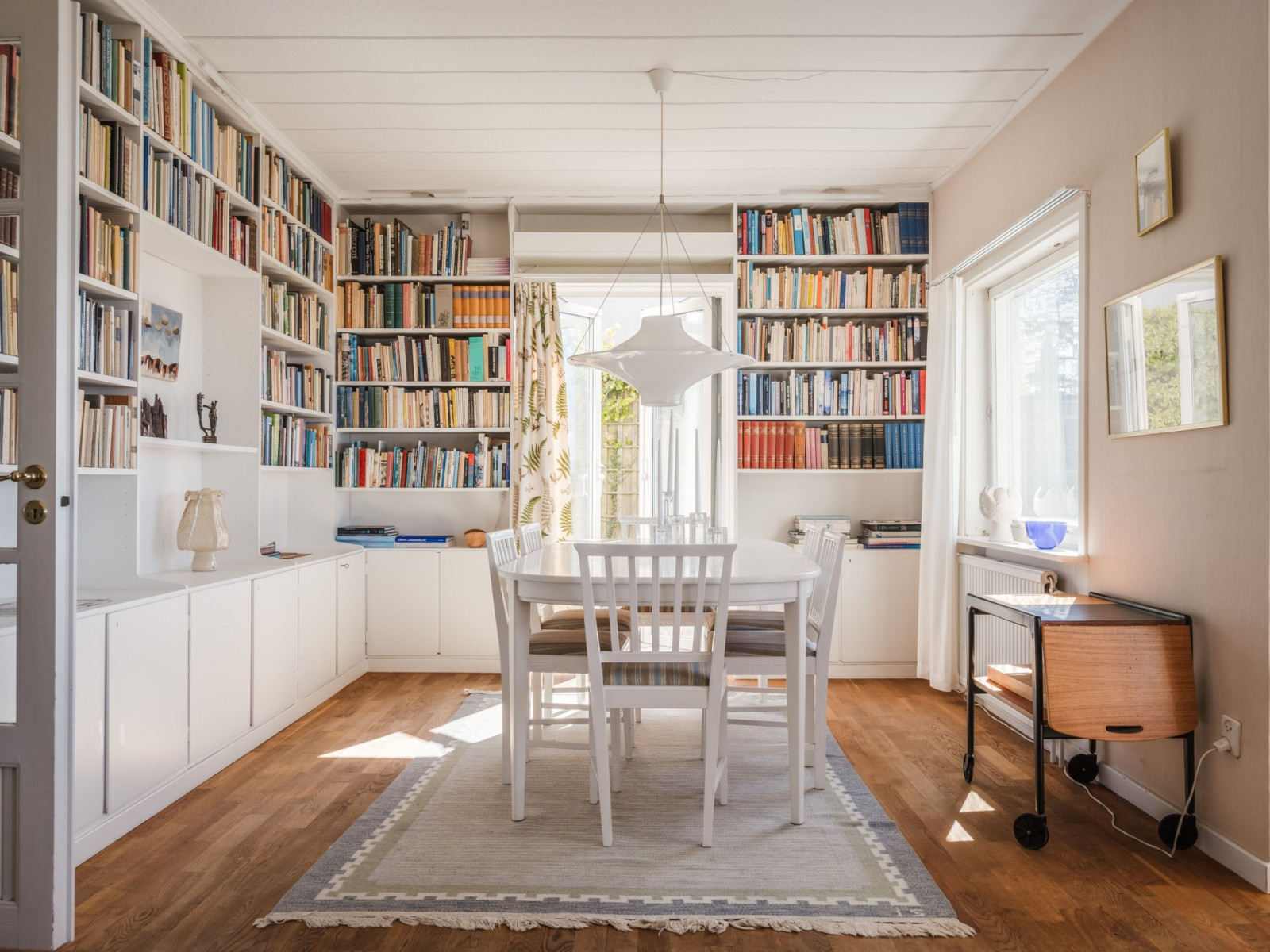 Rackarbacken 14, vardagsrum mot söder och dörr till trädgård Rackarbacken 14