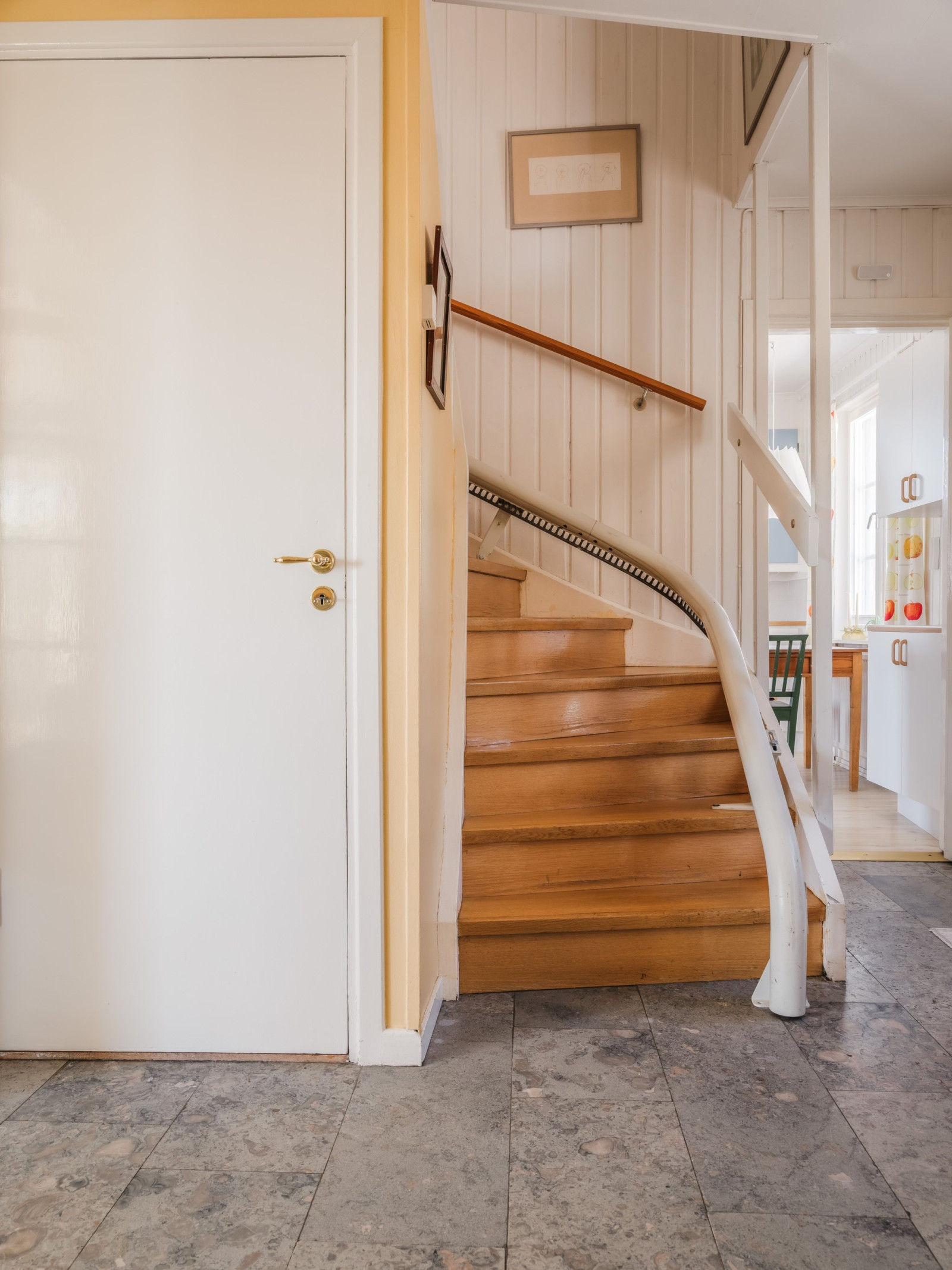 Rackarbacken 14, huvudentrén: Hall/entré med källarnedgång och trappa till övre plan Rackarbacken 14
