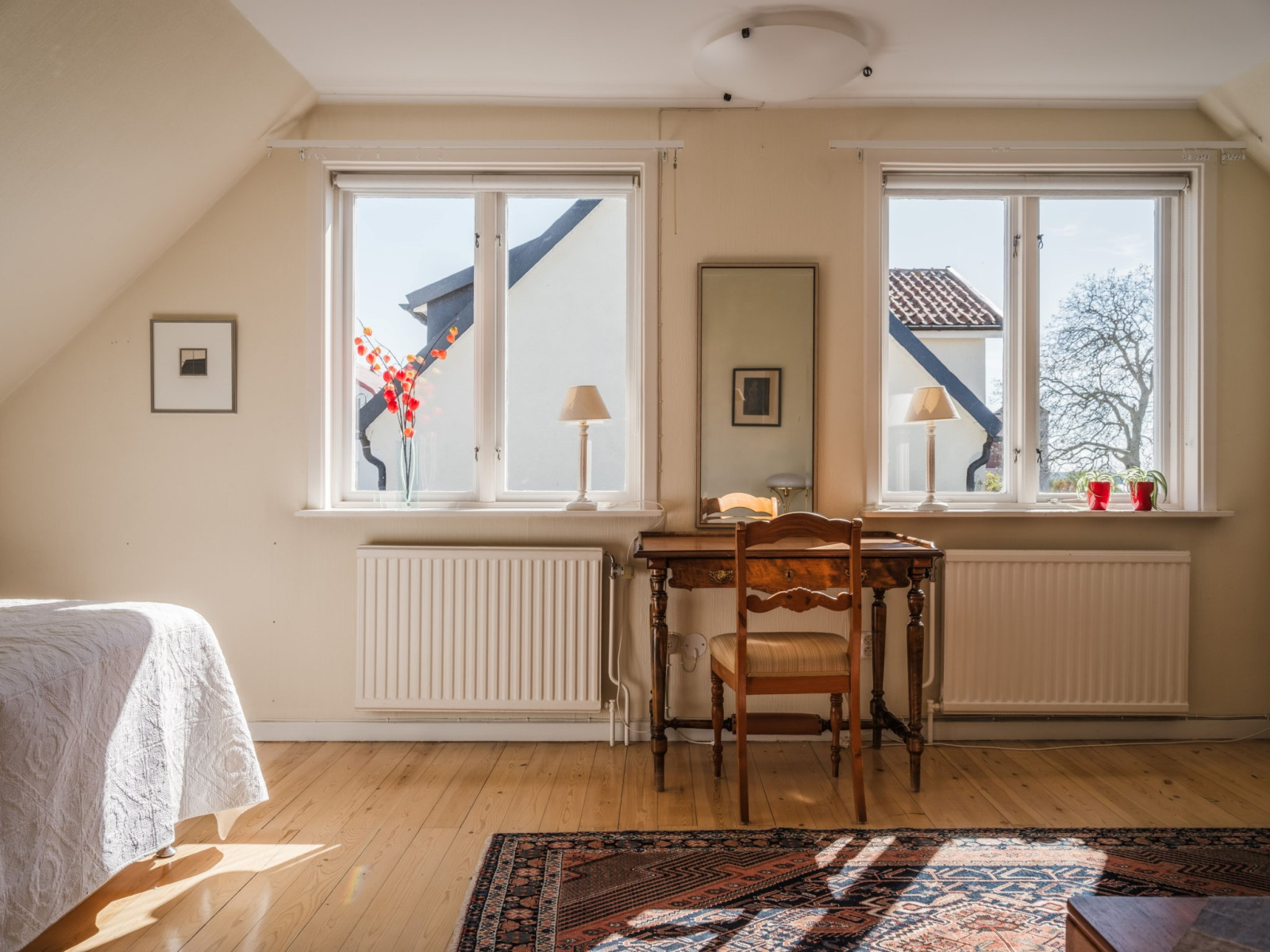 Rackarbacken 14, övre plan, sovrum/söder (som vid behov kan delas i två) Rackarbacken 14