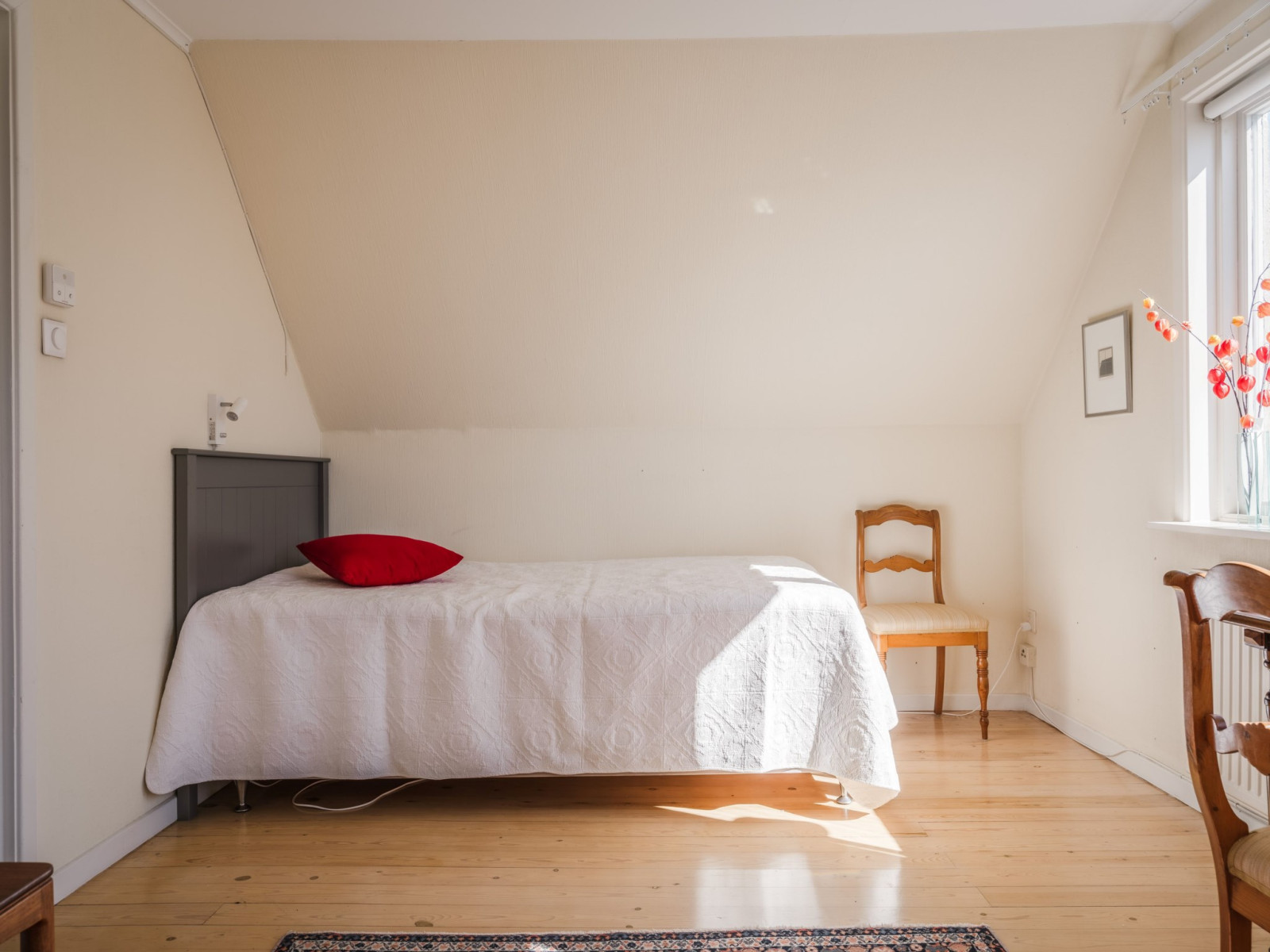 Rackarbacken 14, övre plan, sovrum/söder  Rackarbacken 14