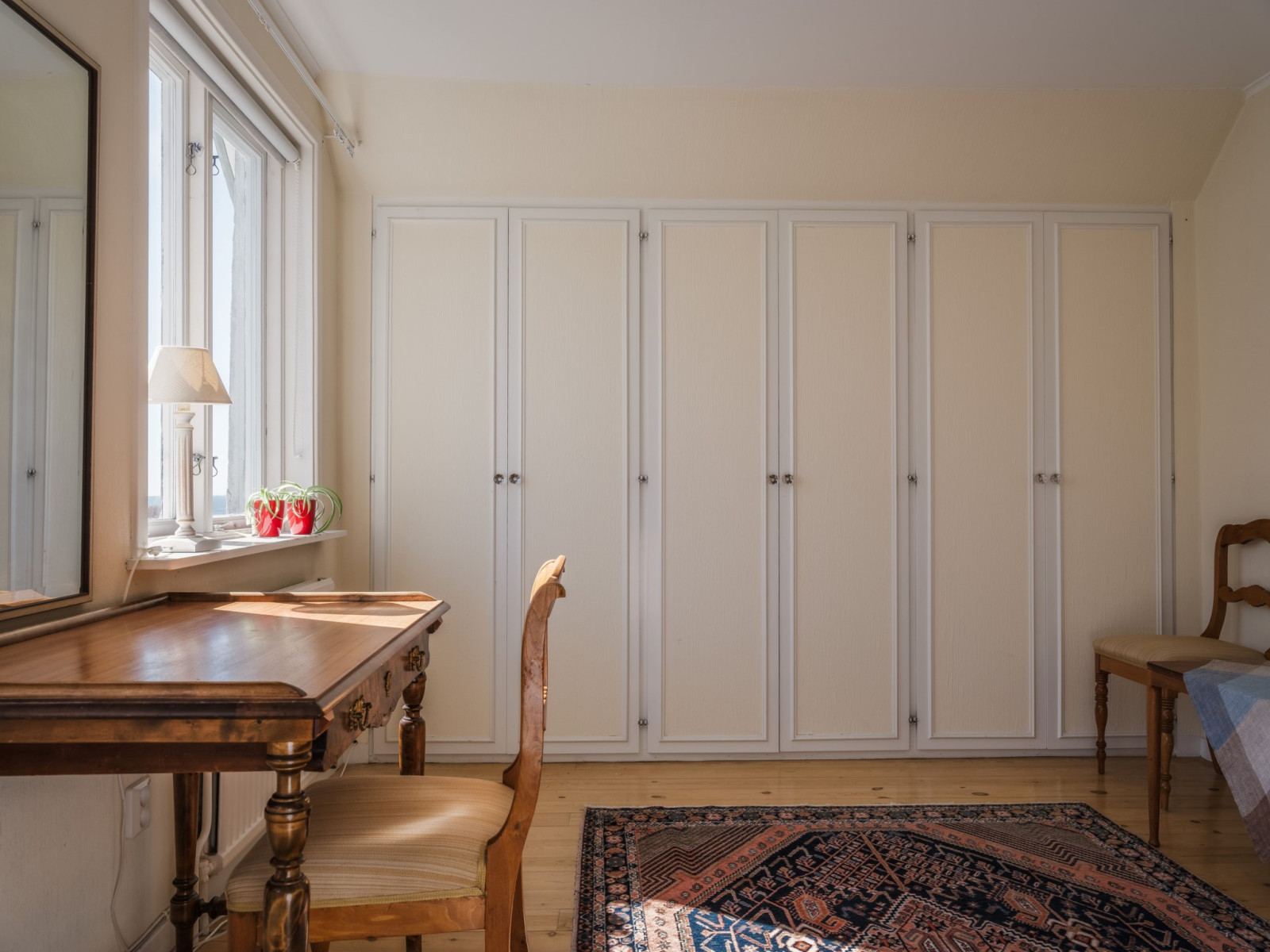 Rackarbacken 14, övre plan, sovrum/söder  med garderobsvägg Rackarbacken 14