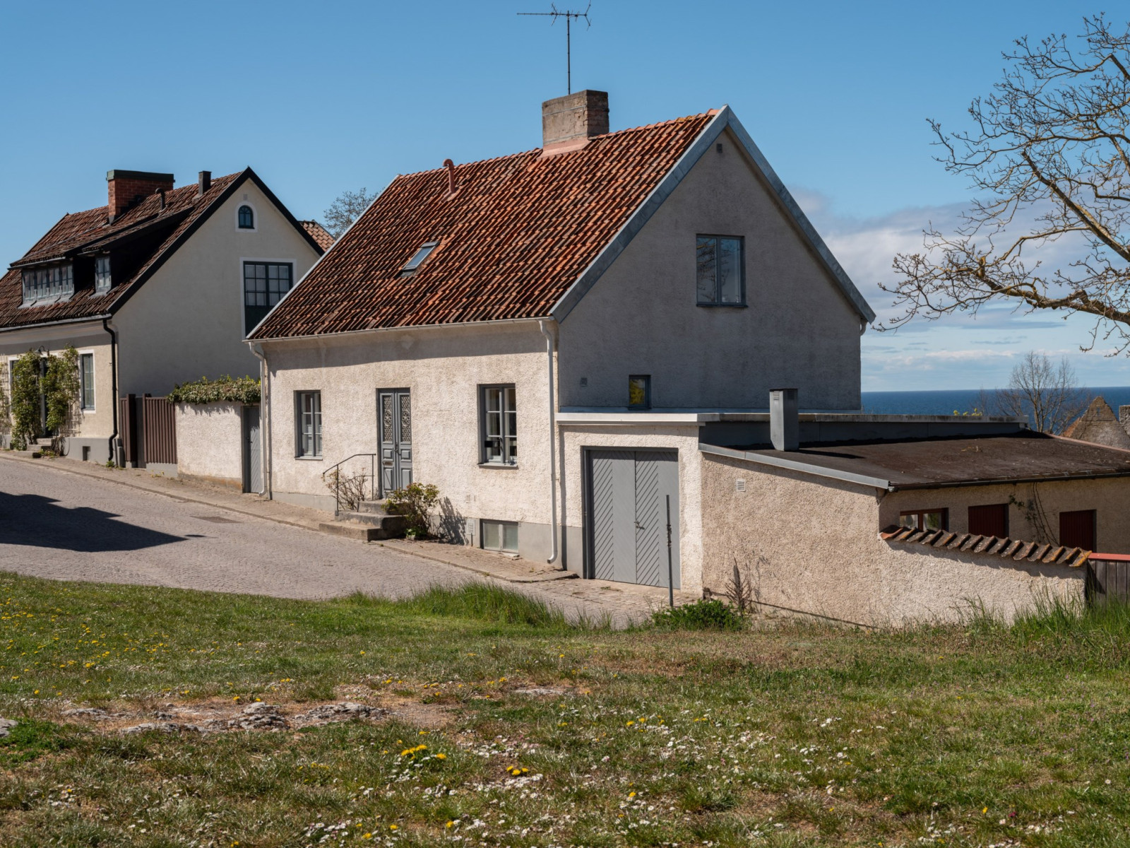 Rackarbacken 14, med ett viktigt bihang: Garaget Rackarbacken 14