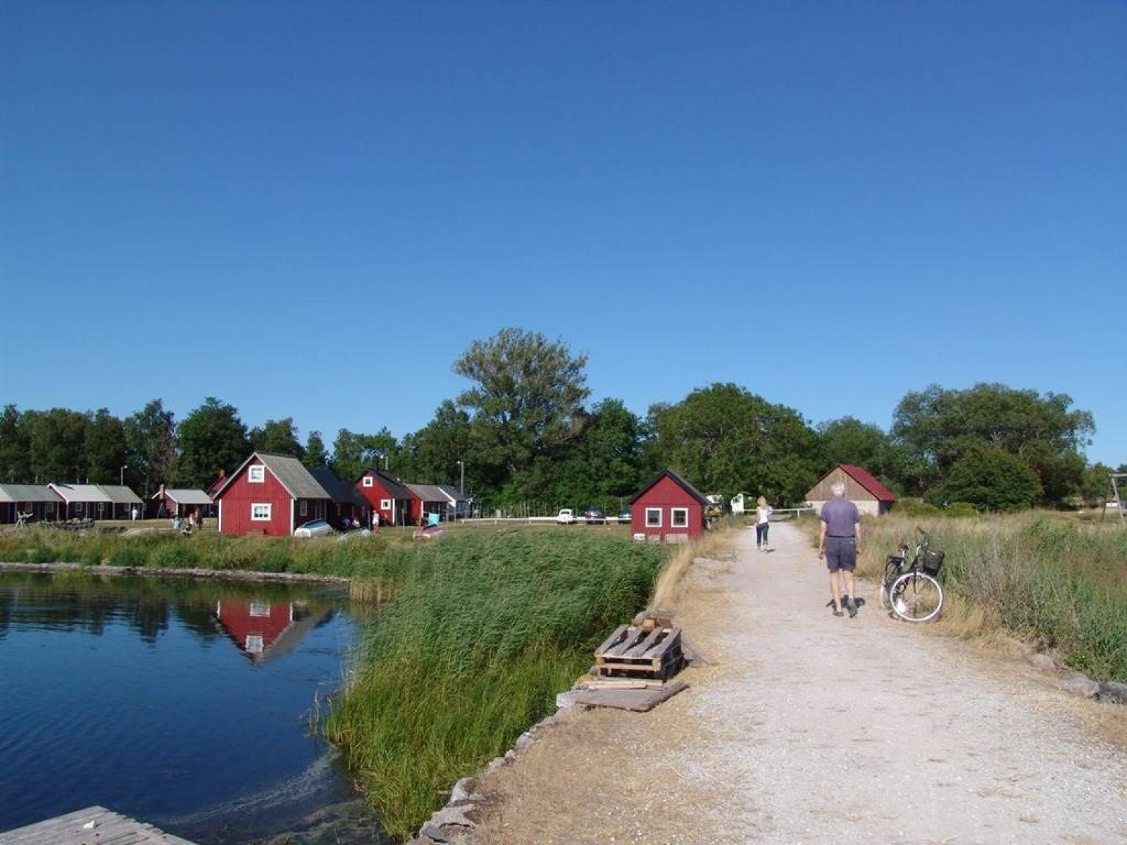 Sommar: Hamnen i Västergarn. Sanda Havsstigen 12