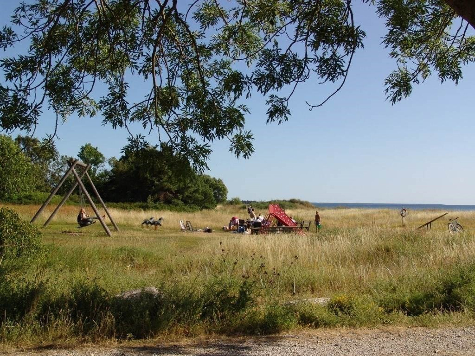 Nere vid stranden Västergarn. Sanda Havsstigen 12