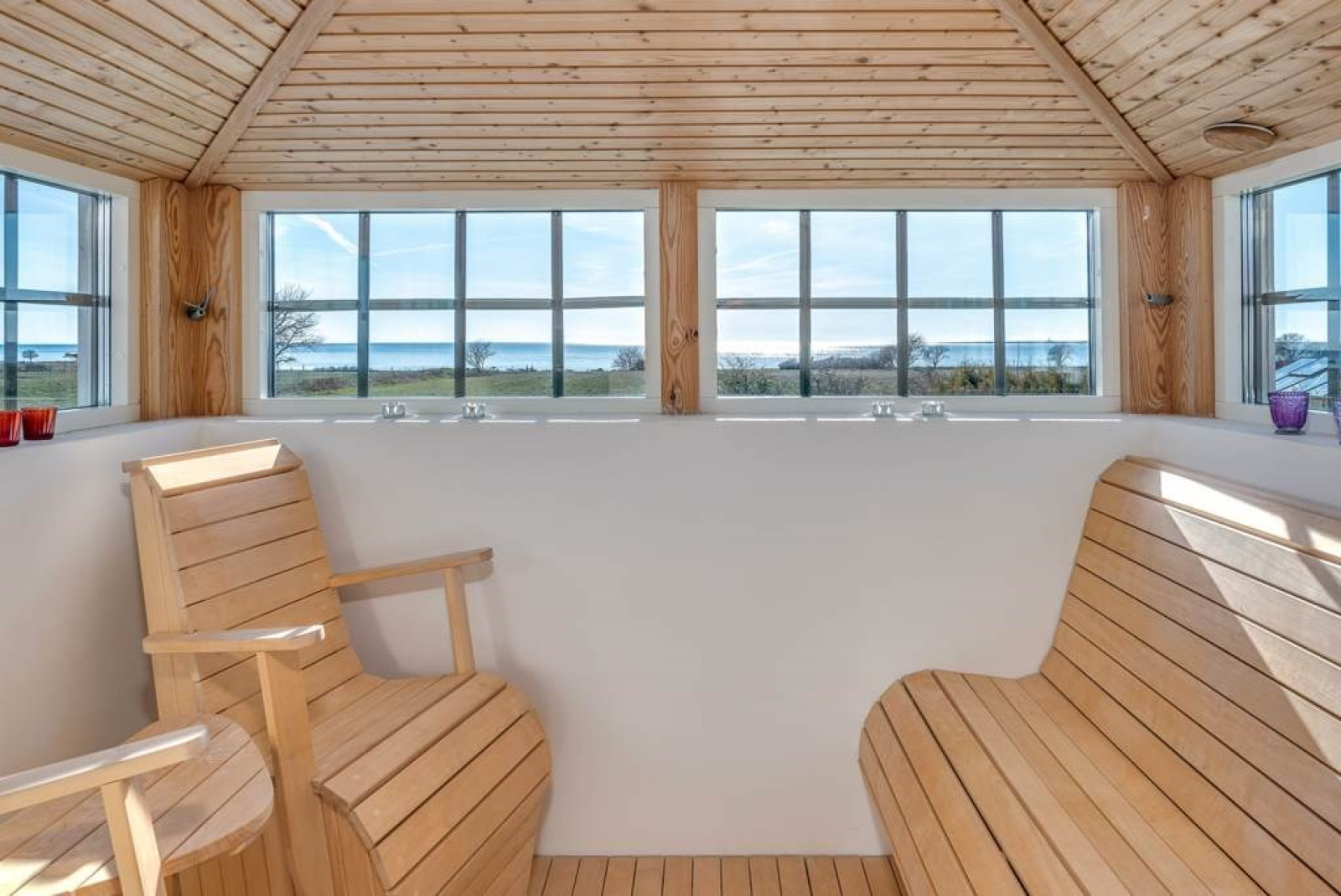 Bastun har direktkontakt med Karlsöarna och horisonten. Sanda Havsstigen 12