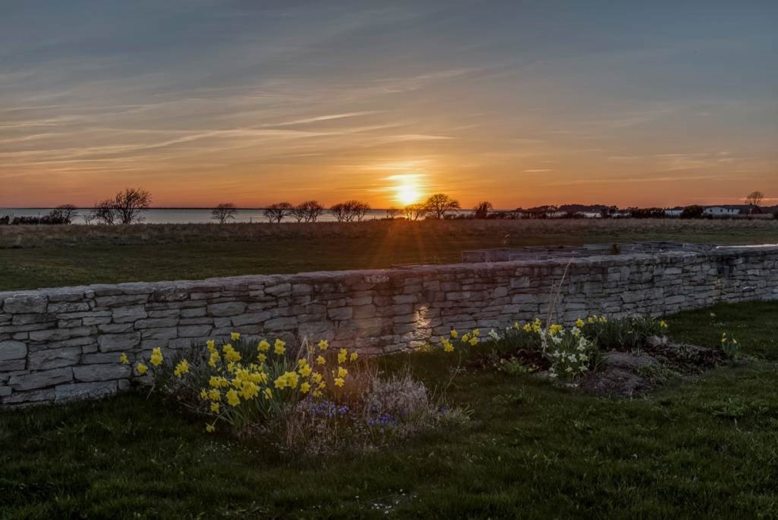 Solen sänker sig sakta ner bakom horisonten, för att ladda upp för en ny spännande dag. Sanda Havsstigen 12