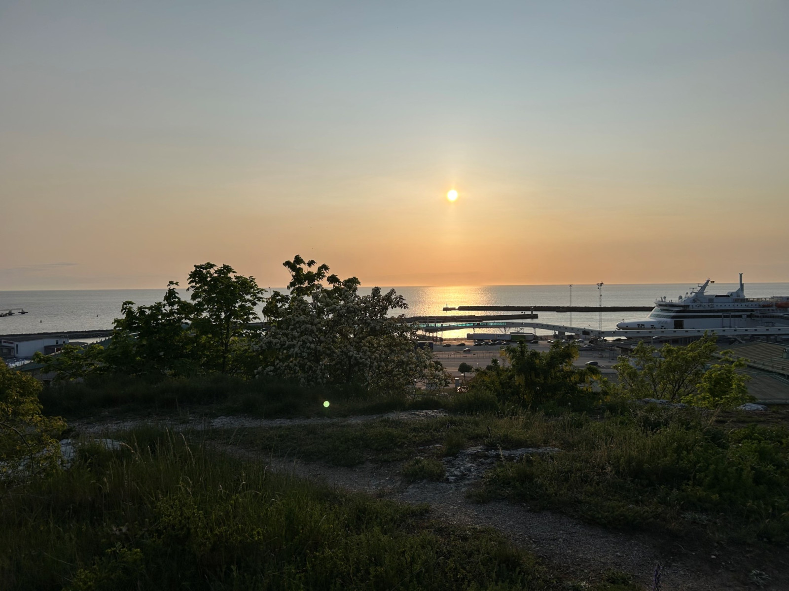 Hällarna, precis nedanför  Visborgsgatan 38