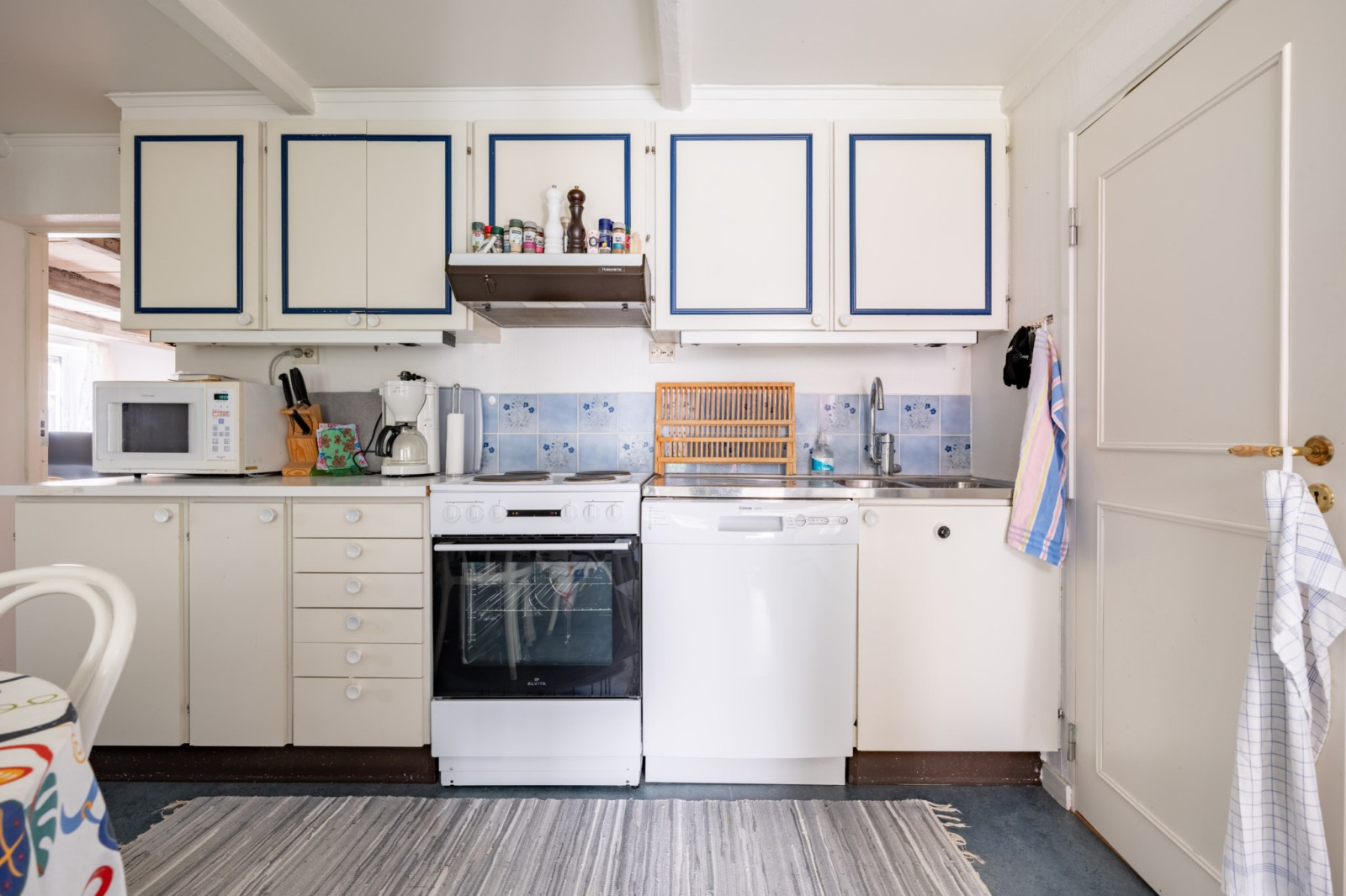 Större lägenhet på bottenplan med ingång från gården Norra Kyrkogatan 24