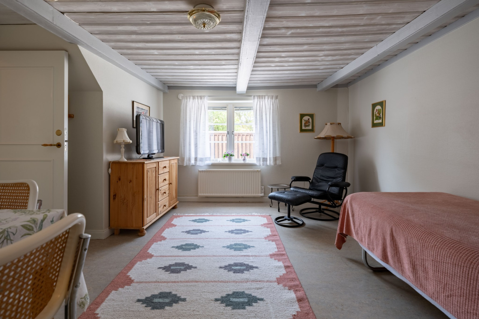 Mindre lägenhet på bottenplan med ingång från gatan Norra Kyrkogatan 24