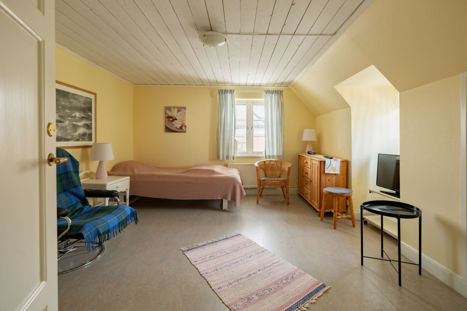 Lägenhet 1 trappa upp med ingång från gatan Norra Kyrkogatan 24