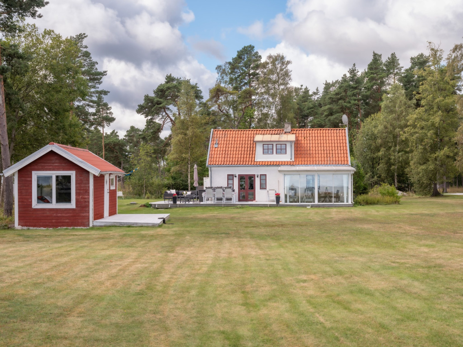 Vy från strandsidan med gäststugan till vänster Anga Hemmungs 384