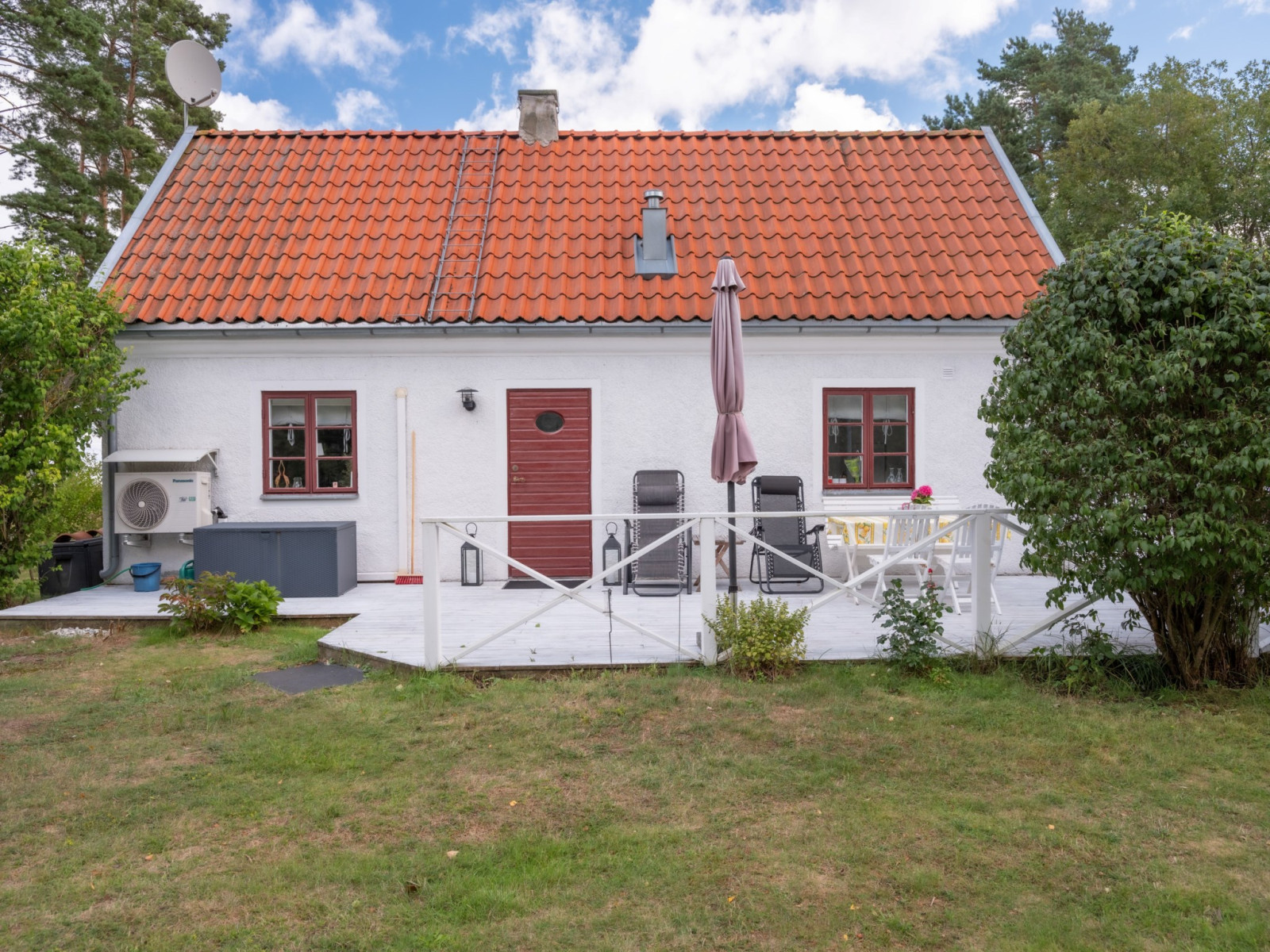 Terrass i västerläge vid entrén Anga Hemmungs 384