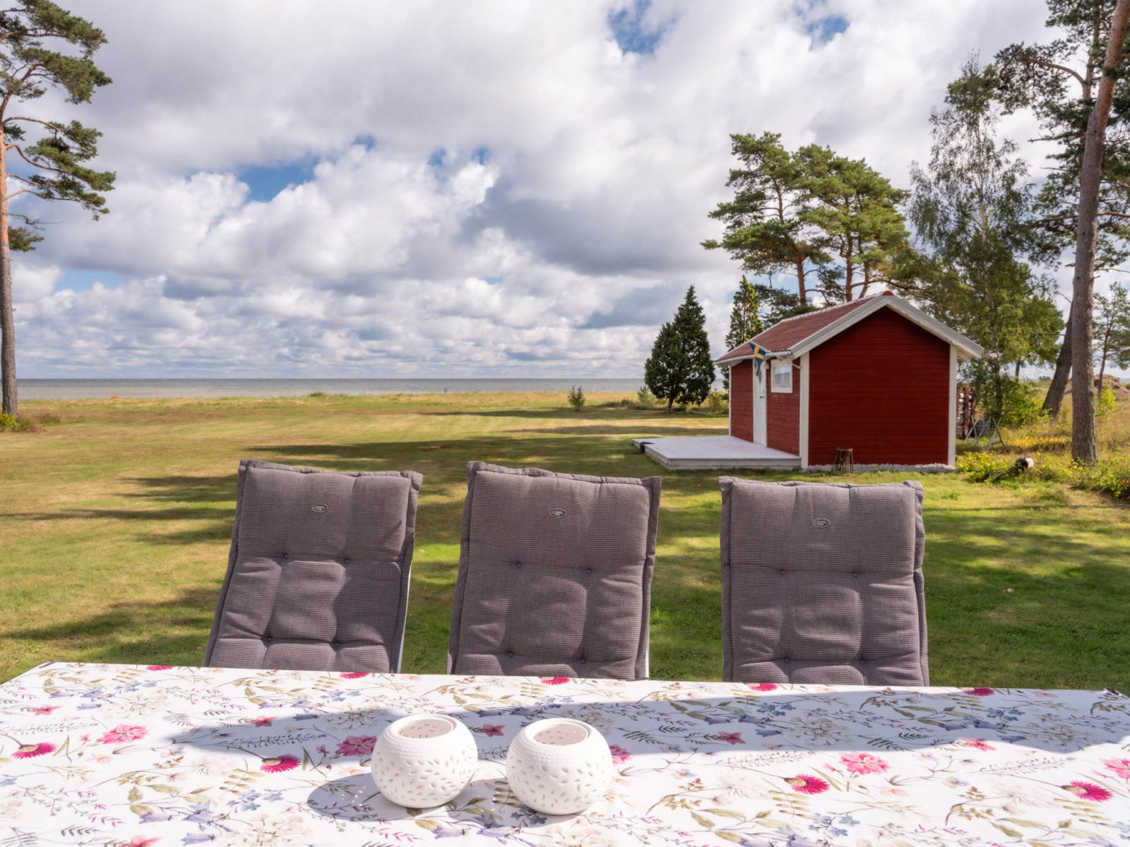 En plats i solen behöver man inte åka till Medelhavet för... Anga Hemmungs 384