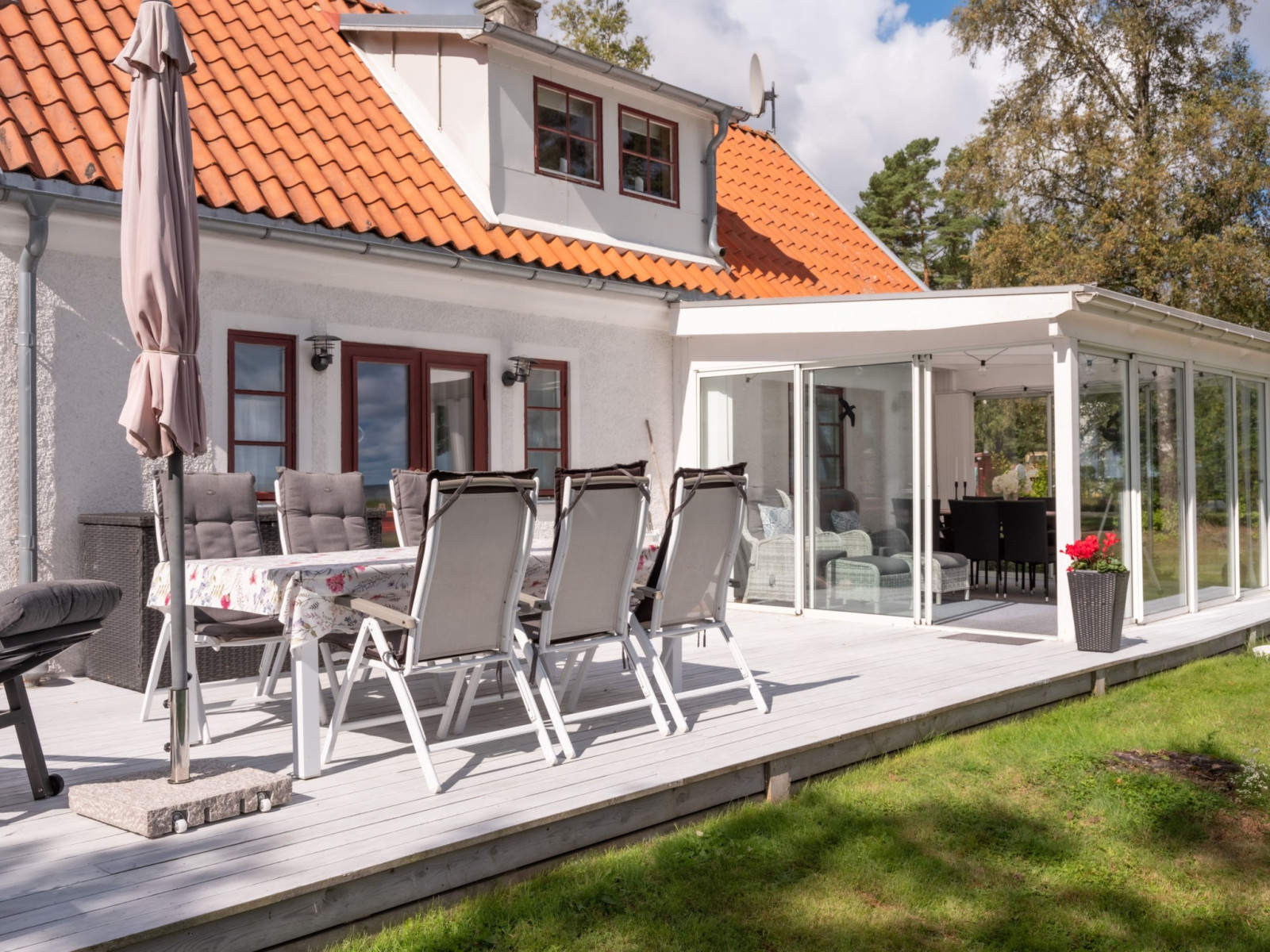 Terrassen mot havet är stor och delvis inglasad Anga Hemmungs 384
