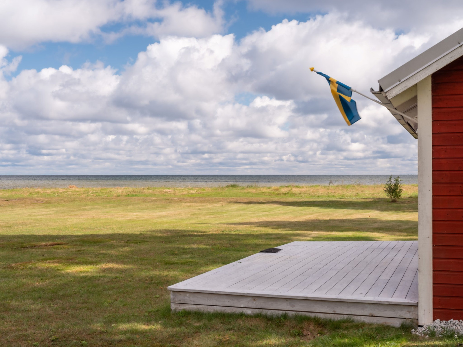 Gäststugan som har en egen liten terrass Anga Hemmungs 384