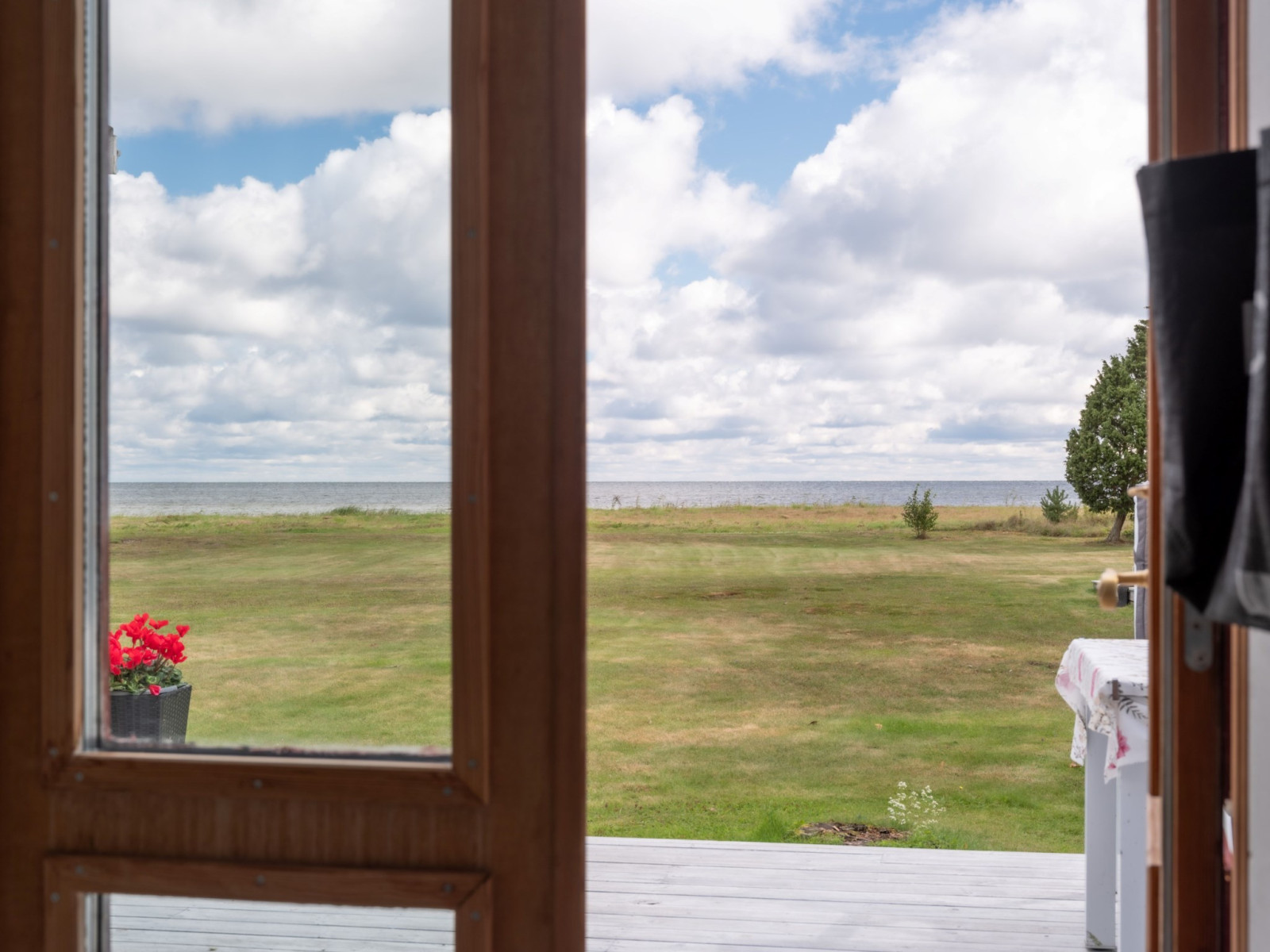 Terrass dörr mot öster och stranden, havet, horisonten och soluppgången Anga Hemmungs 384