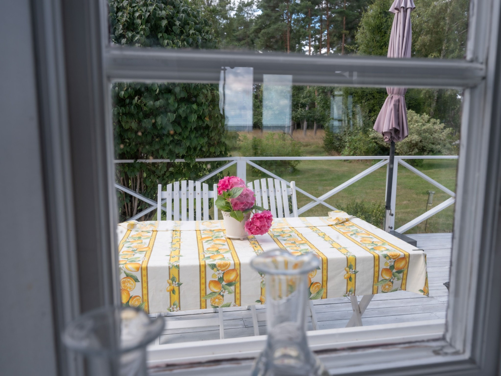 Köksavdelning med fönster mot terrass - väster Anga Hemmungs 384