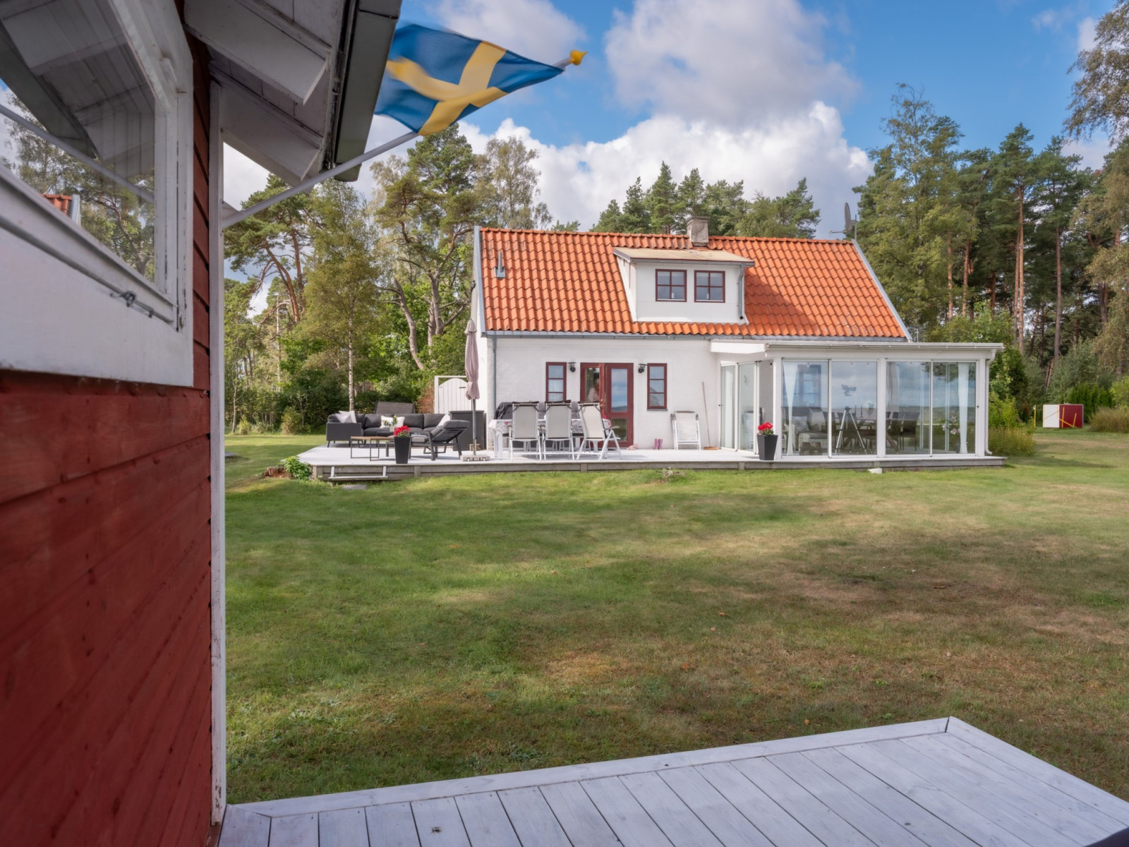 Vy från gäststugan mot huvudbyggnaden Anga Hemmungs 384