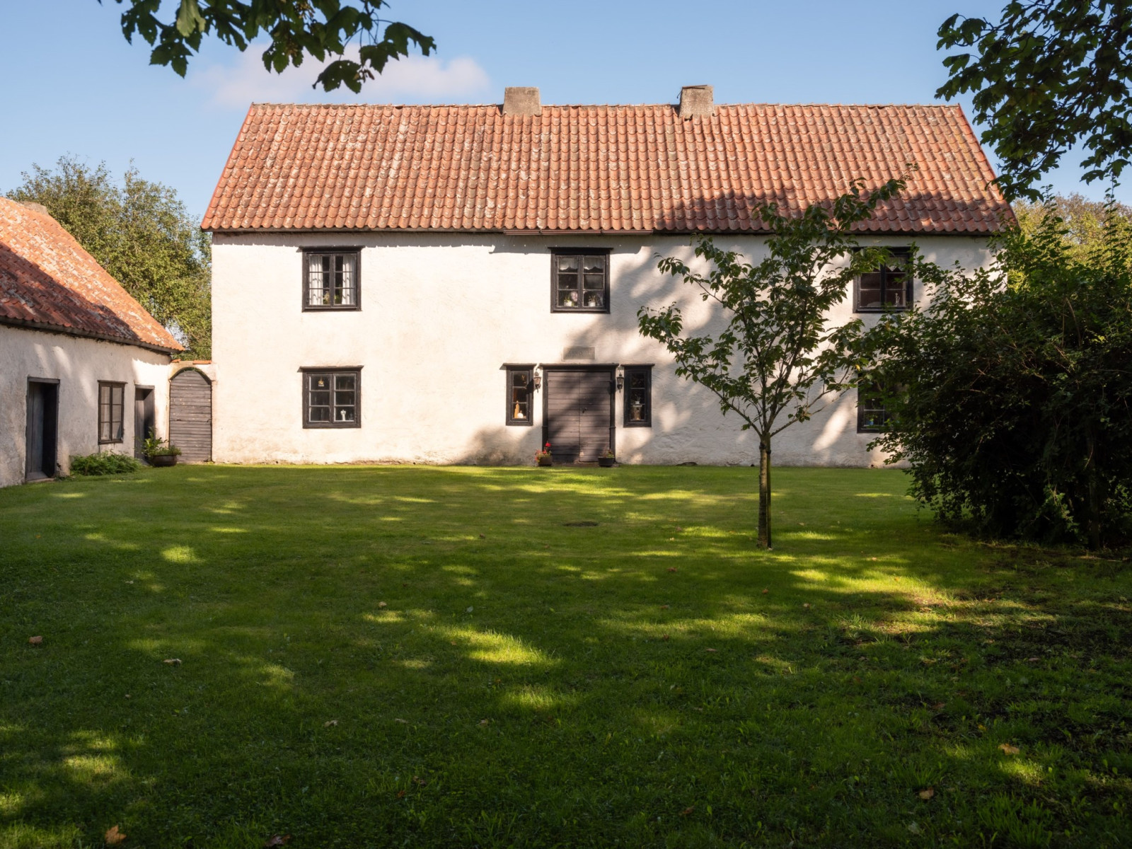 Ståtlig mangårdsbyggnad vid Hajslunds. En typisk Gotlandsgård på Sudret Havdhem Stora Hajslunds 616