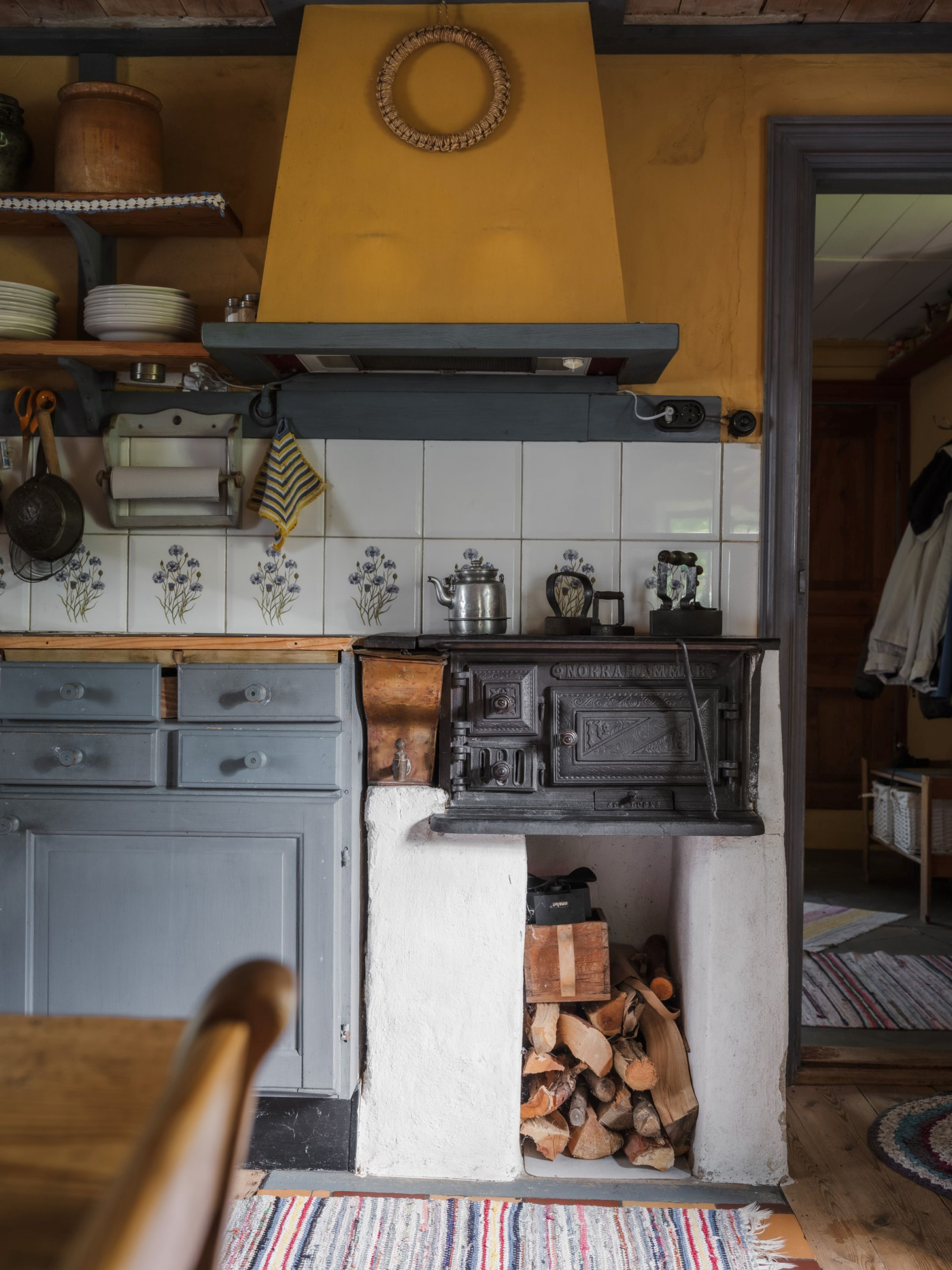 Köksvärmen kommer från vedspisen Havdhem Stora Hajslunds 616
