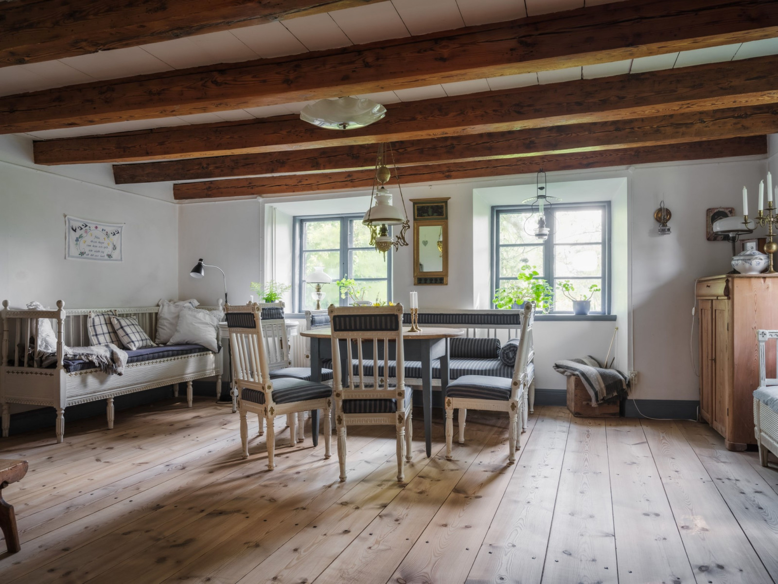 Vardagsrum med matsalsmöbel och utgång till kök/bakbygge Havdhem Stora Hajslunds 616