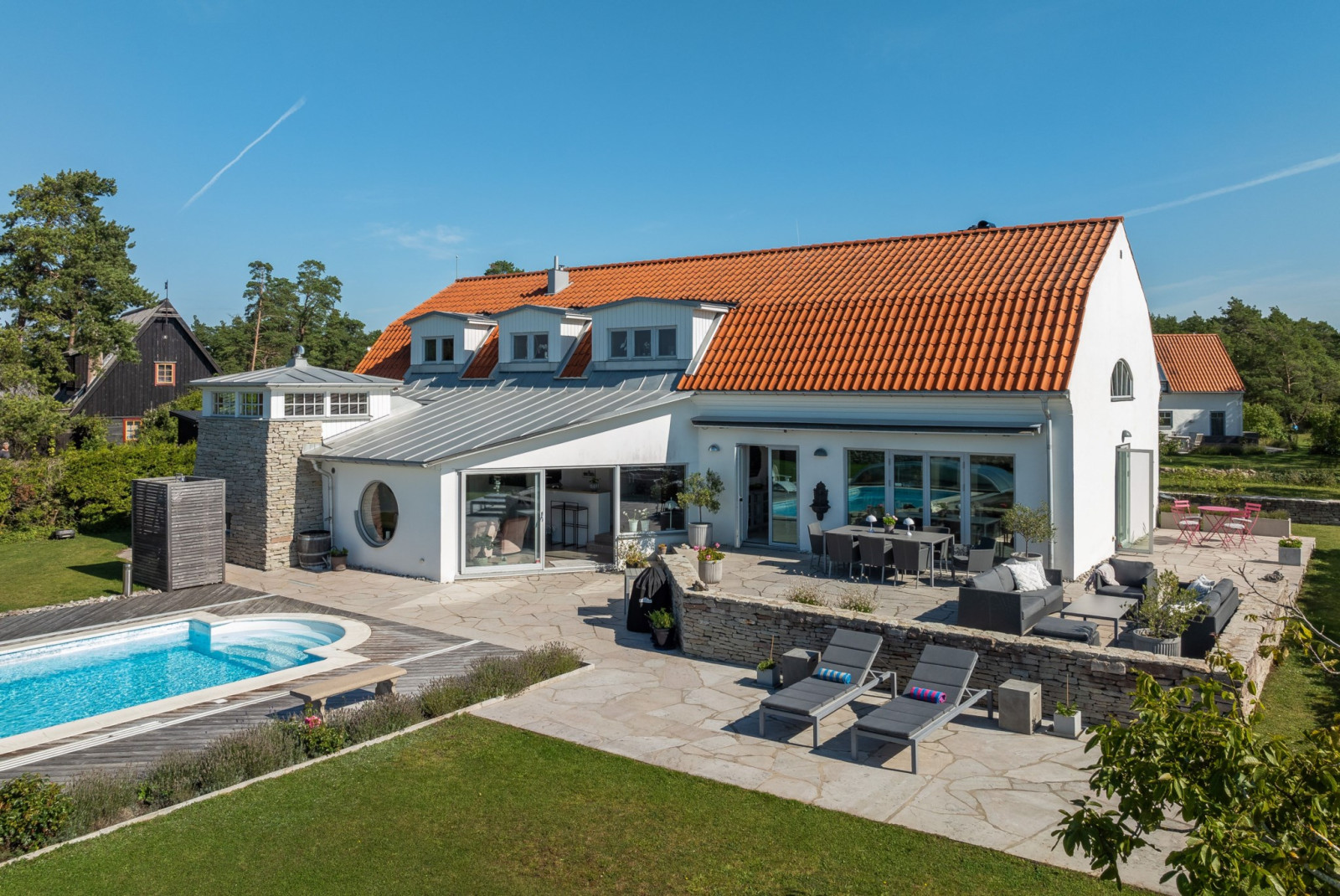 Generösa fönsterpartier mot havet i väster. Sanda Havsstigen 12