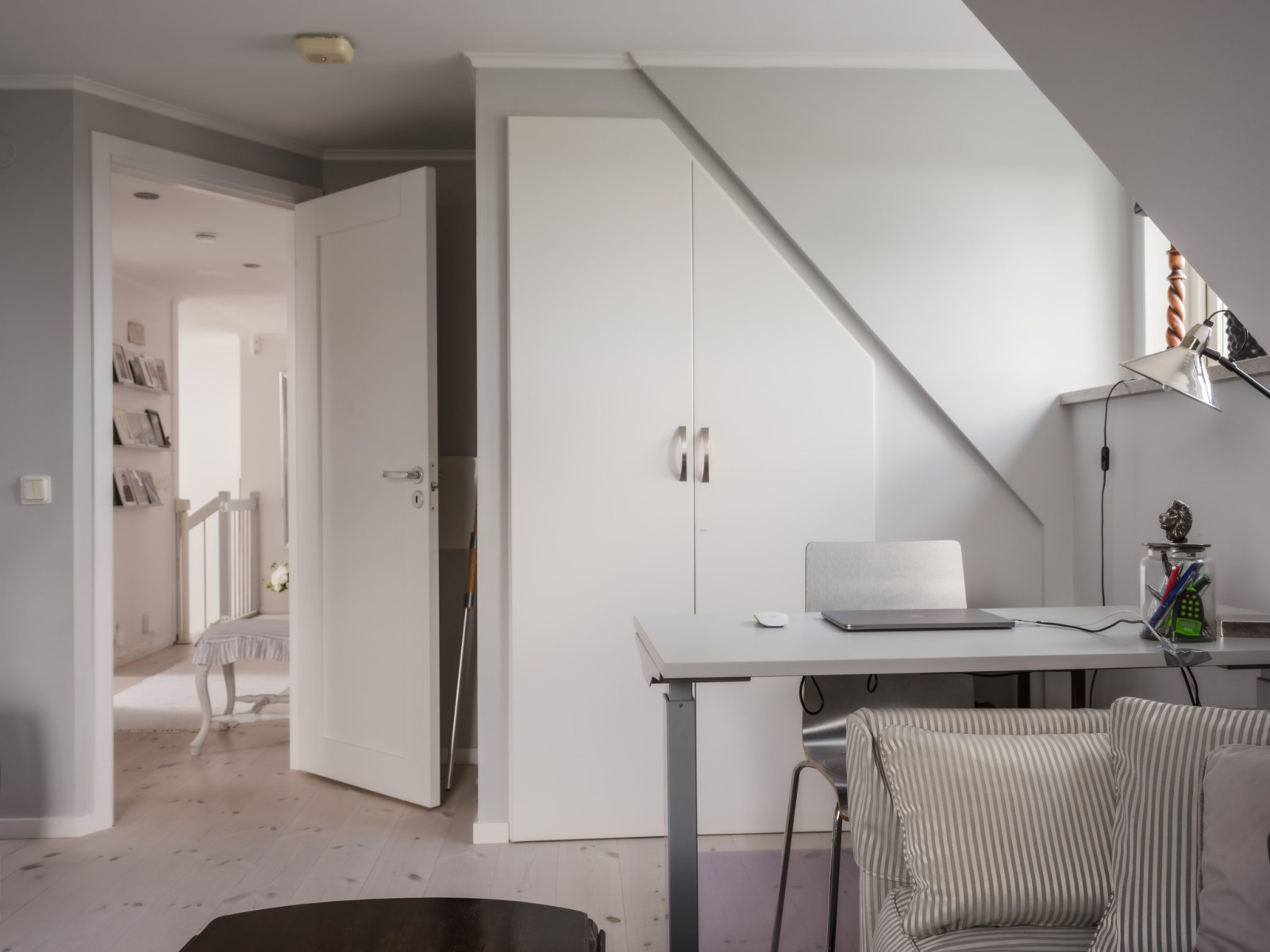 Kontor/sovrum (2) övre plan. Sanda Havsstigen 12