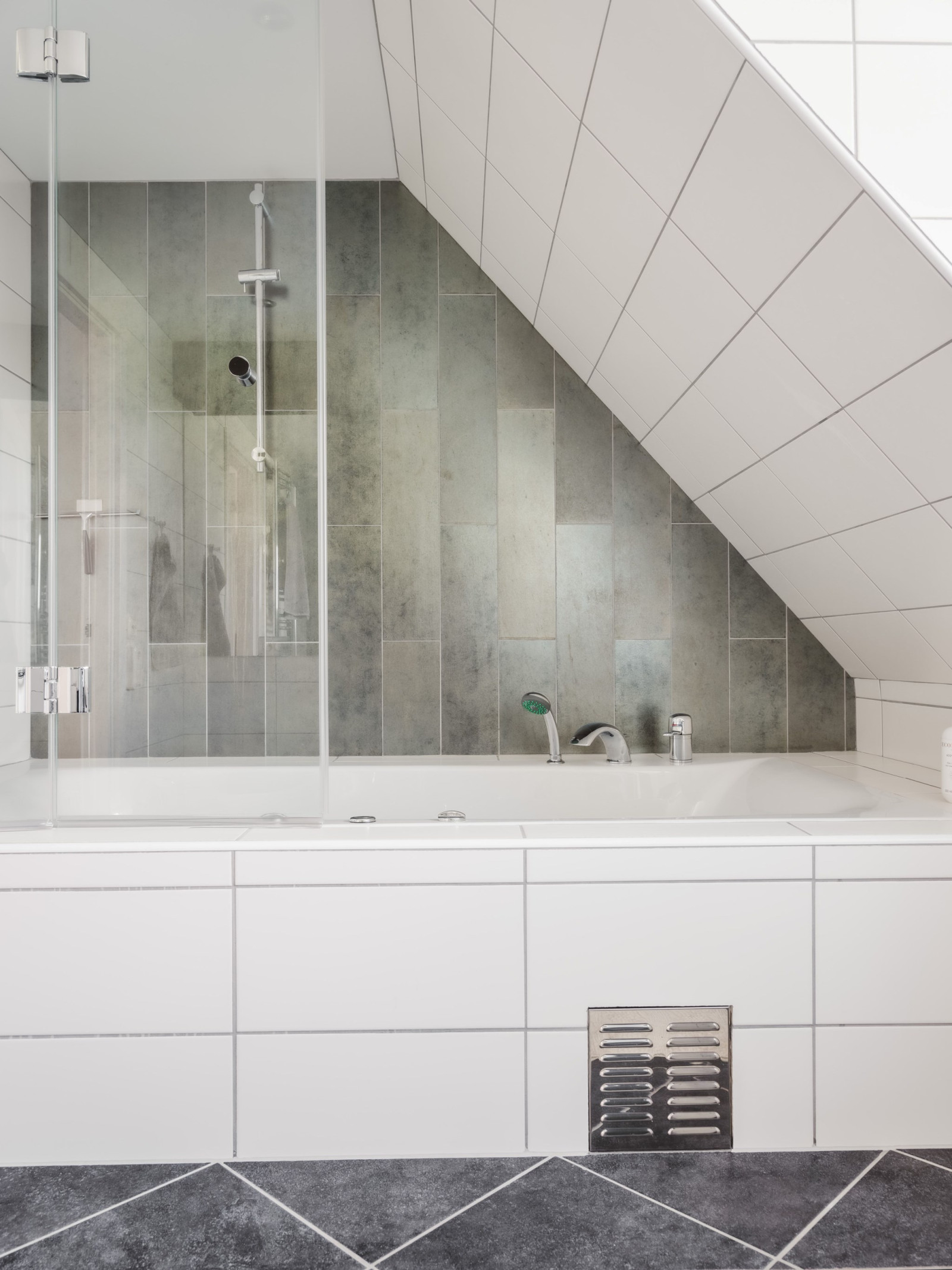 Huvudbadrum med jacuzzi, övre plan. Sanda Havsstigen 12