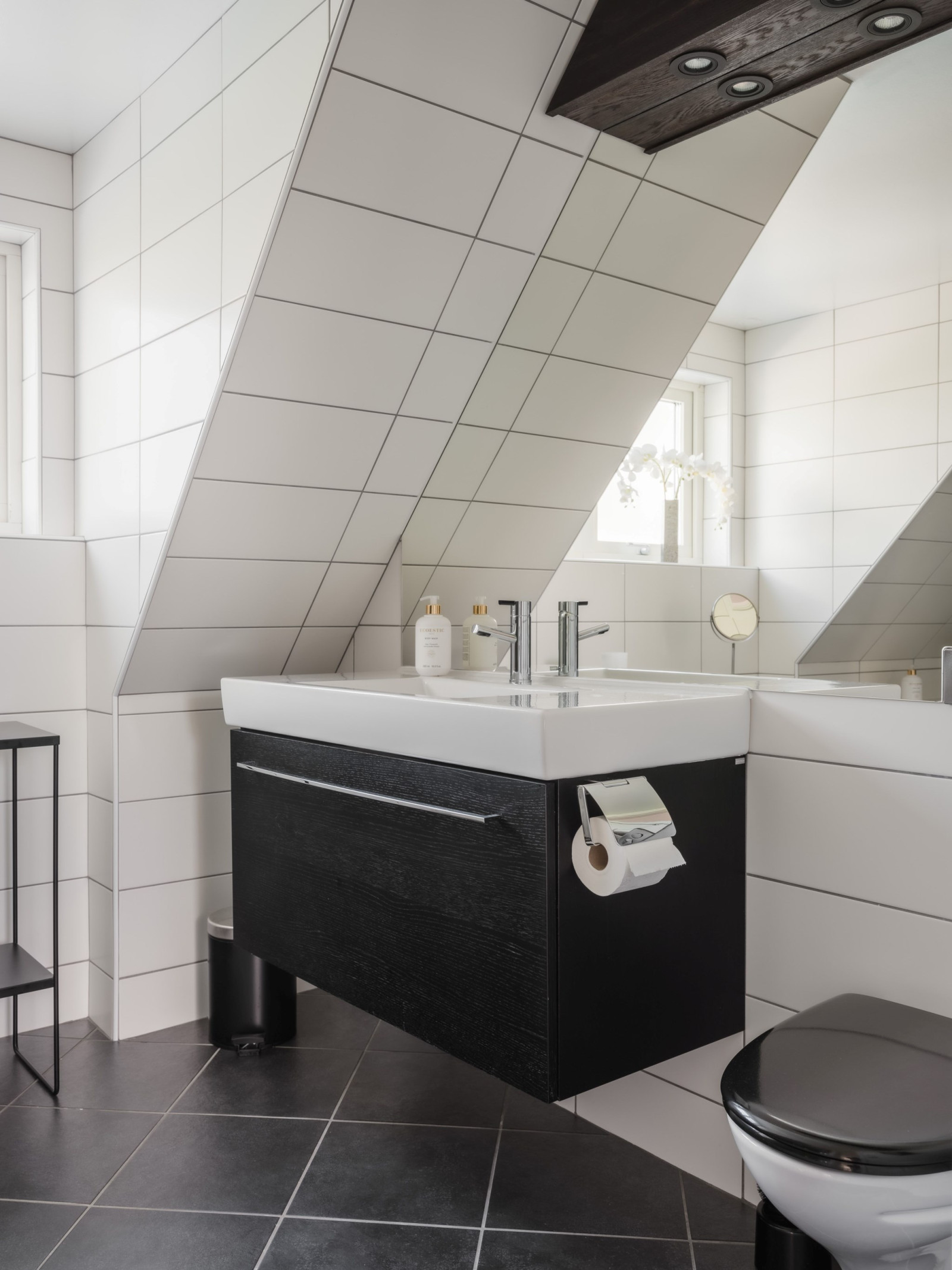 Huvudbadrum med kommod, övre plan. Sanda Havsstigen 12