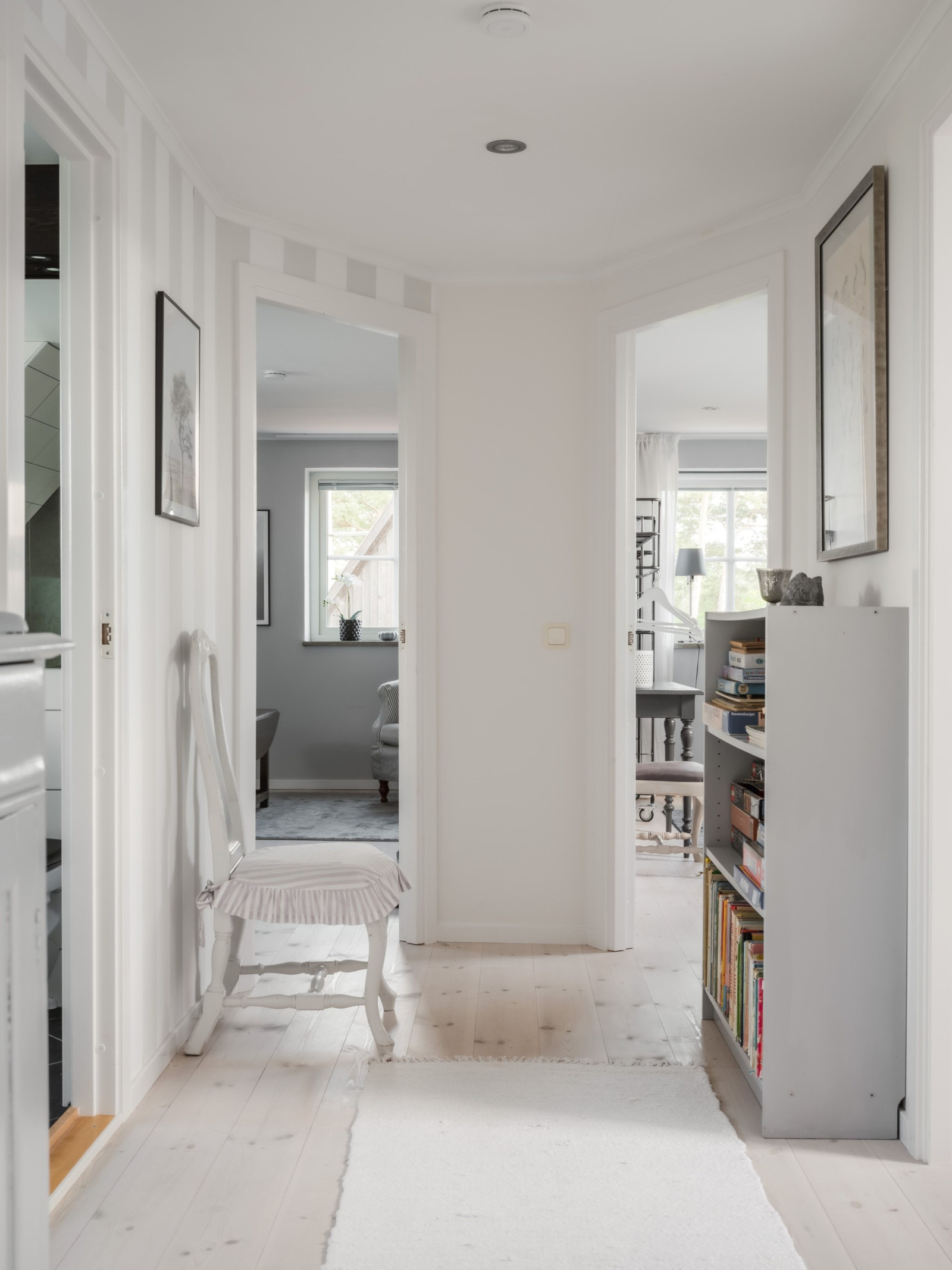 Hall. övre plan. Vy mot norr (rum 2 och 3). Sanda Havsstigen 12