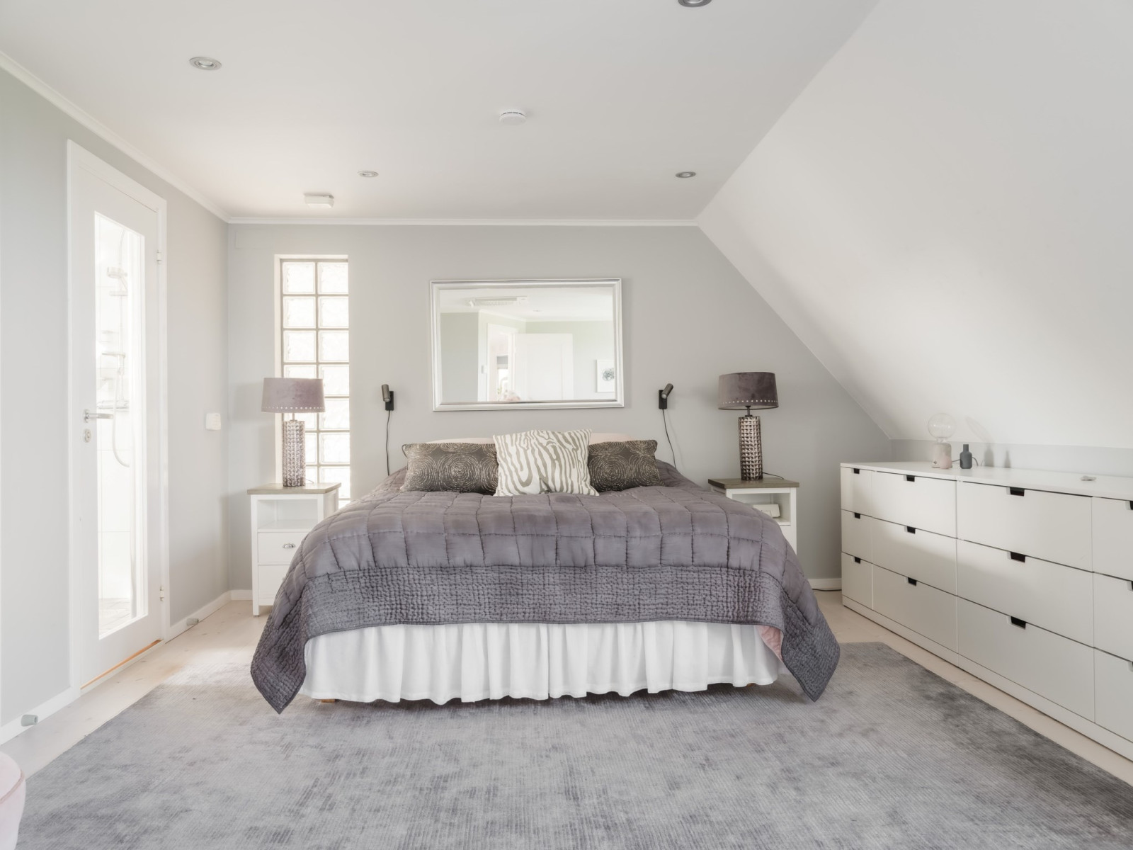 Master bedroom (1), med eget badrum och Walk-in closet Sanda Havsstigen 12