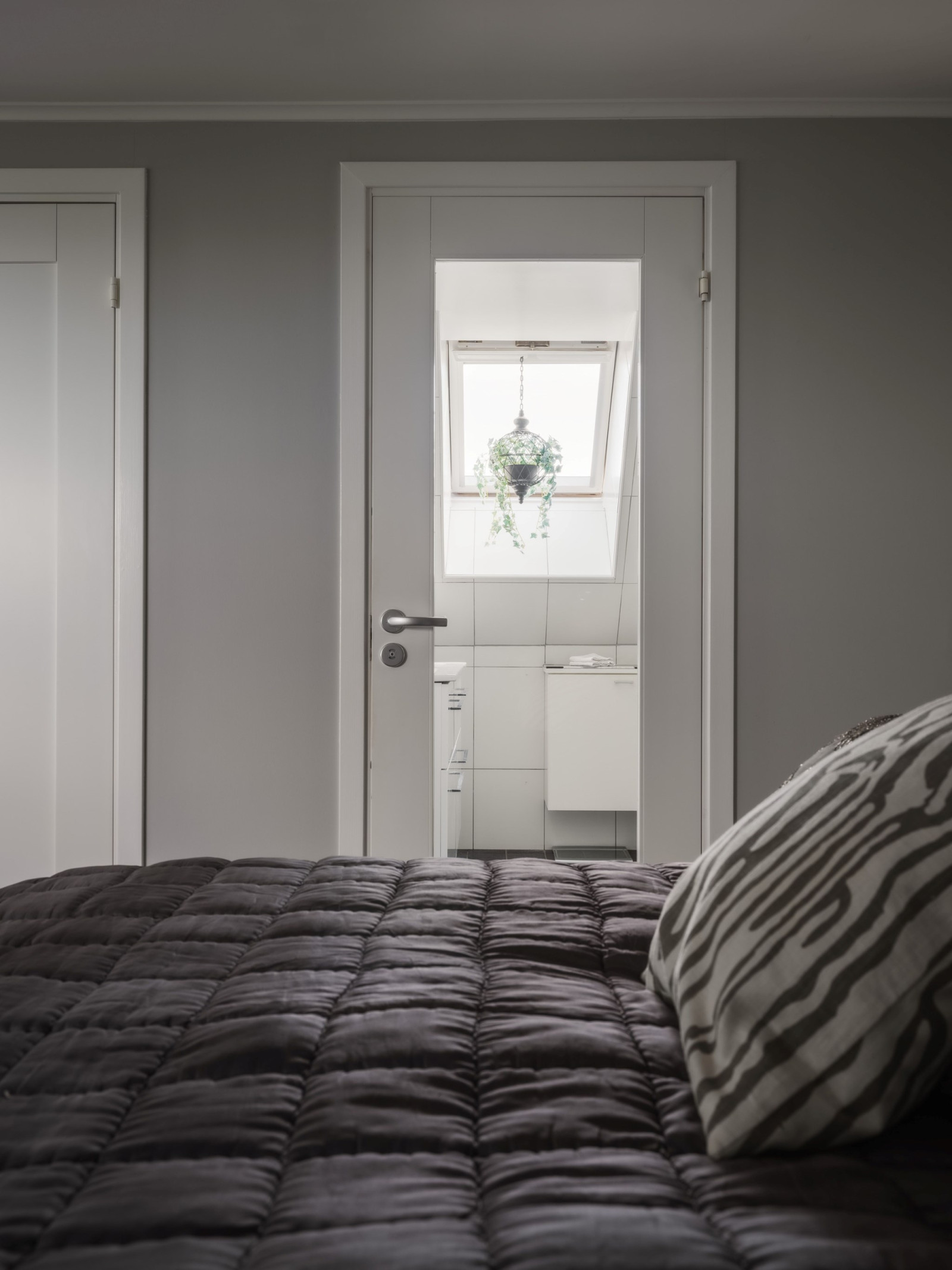 Master bedroom (1), med dörr till eget badrum. Sanda Havsstigen 12