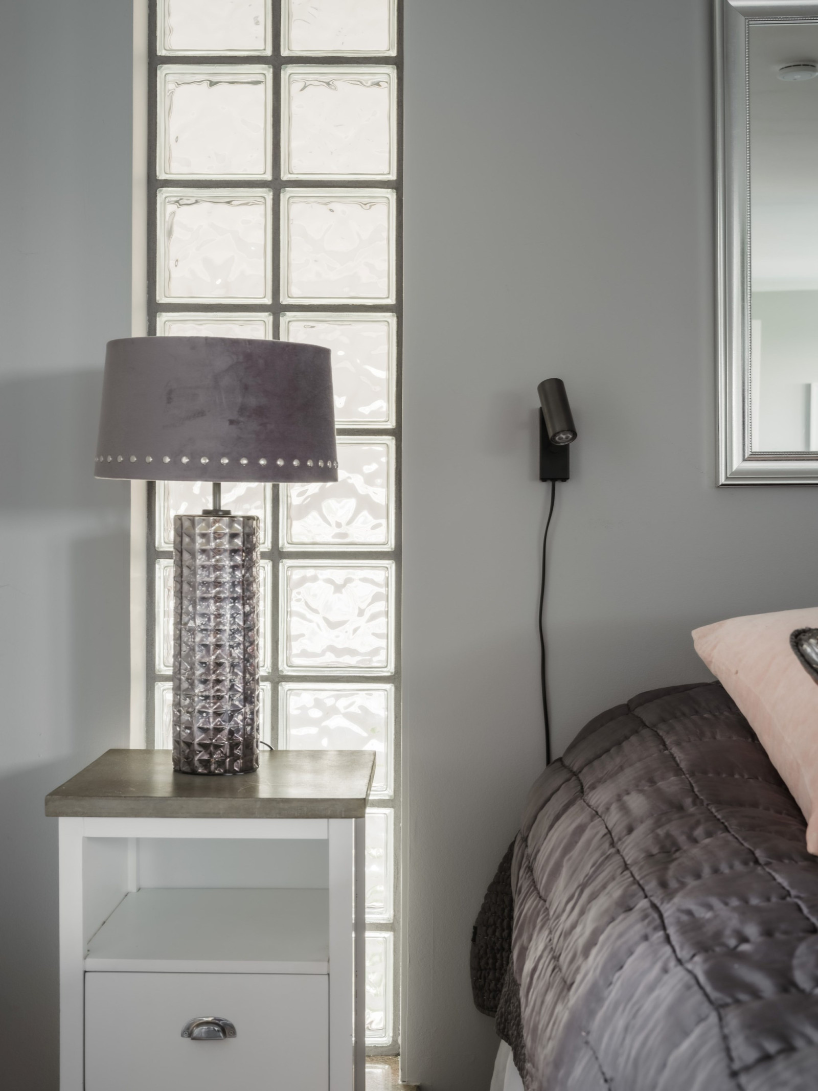 Master bedroom (1), med glasbetong mot vardagsrummet som ger ett extra ljusinsläpp. Sanda Havsstigen 12