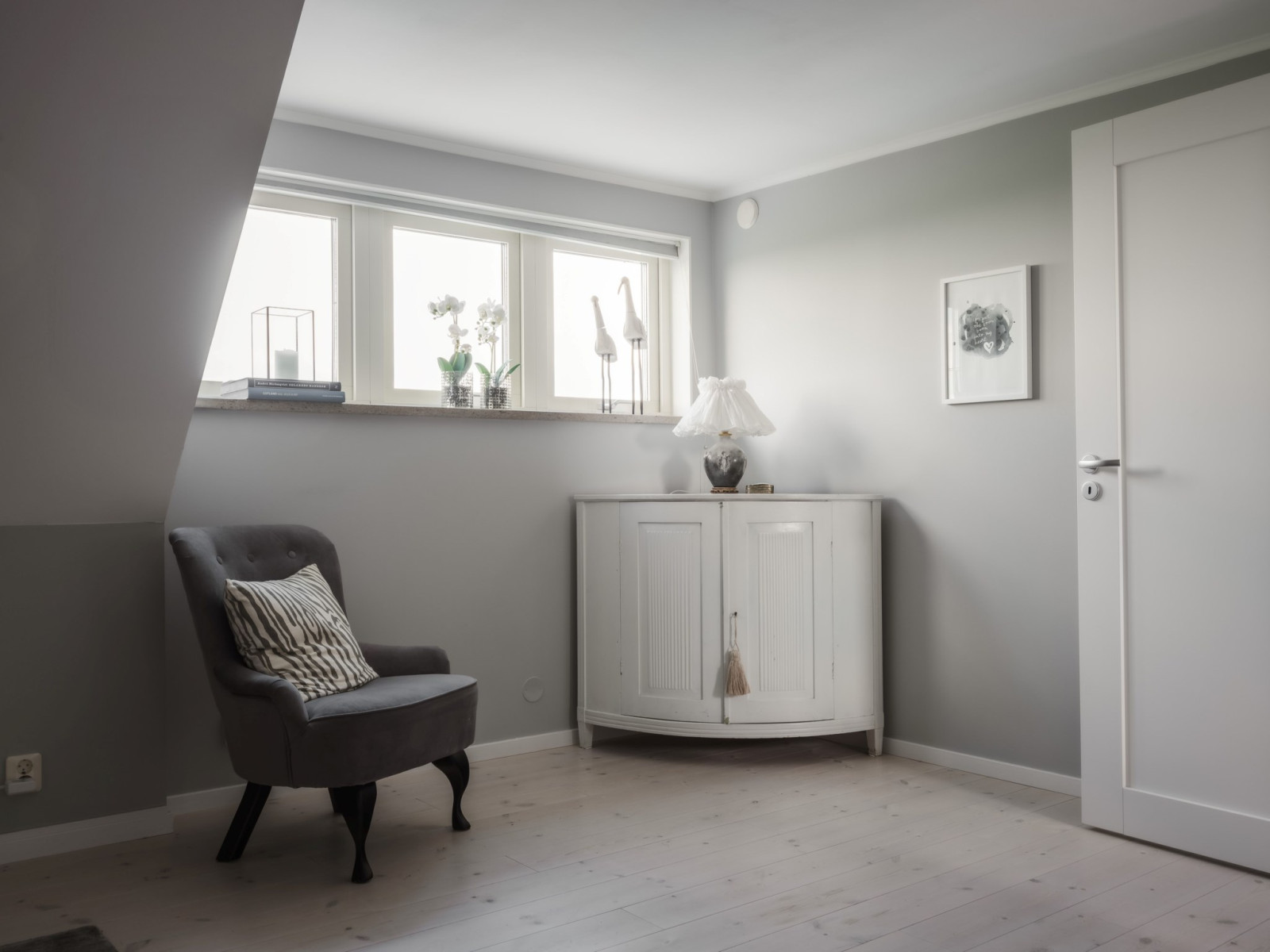 Master bedroom (1), med fönster åt väster (mot havet och horisonten). Sanda Havsstigen 12