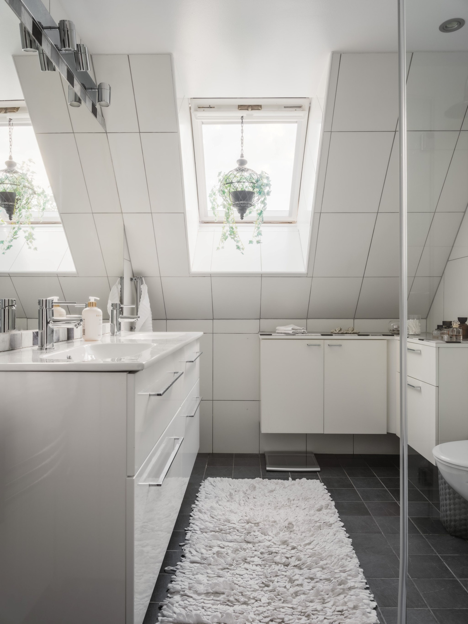 Master bedroom, med eget badrum. Dubbelkommod, stor spegelvägg och fint ljusinsläpp. Sanda Havsstigen 12