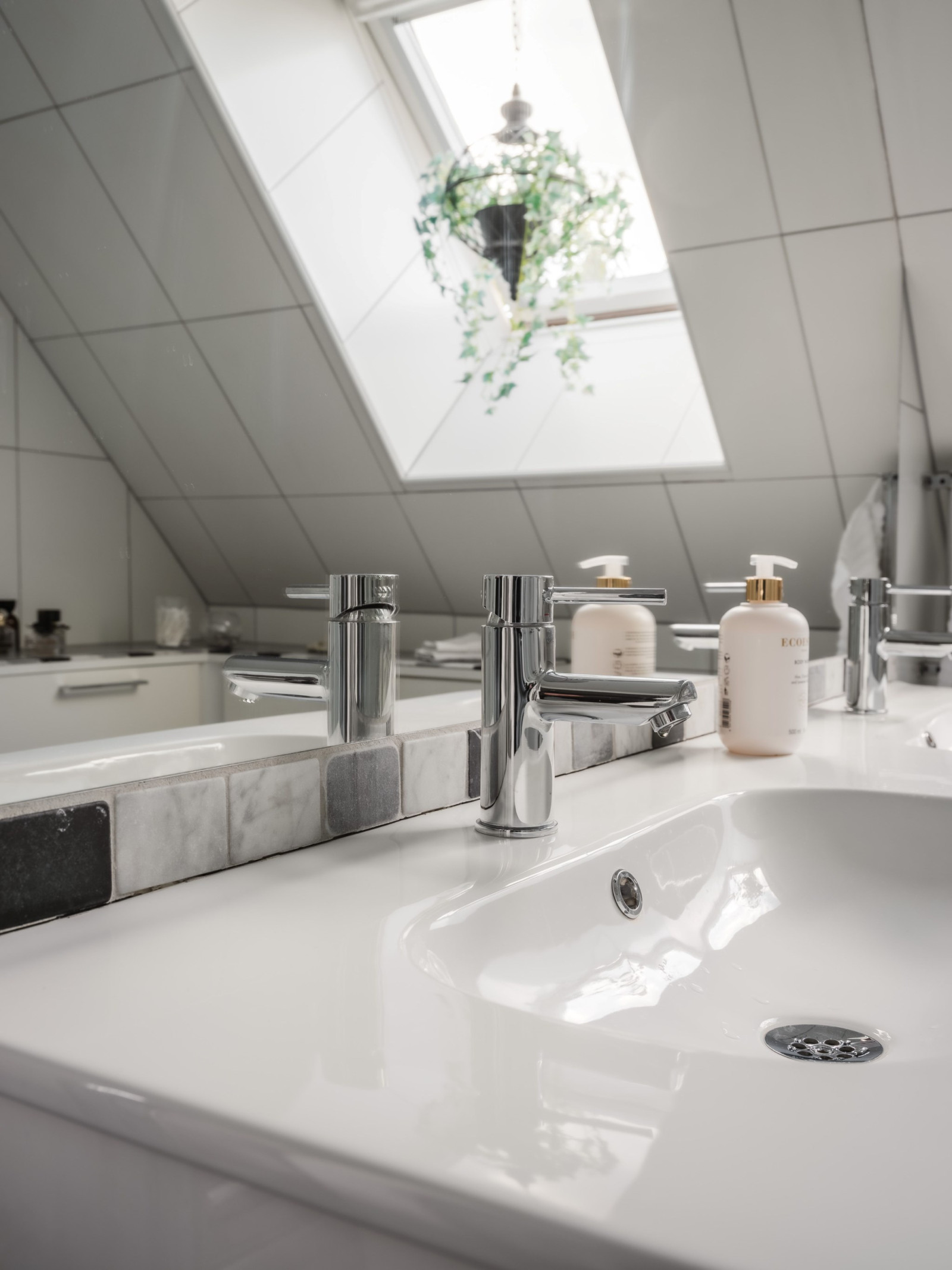 Master bedroom, med eget badrum. Sanda Havsstigen 12