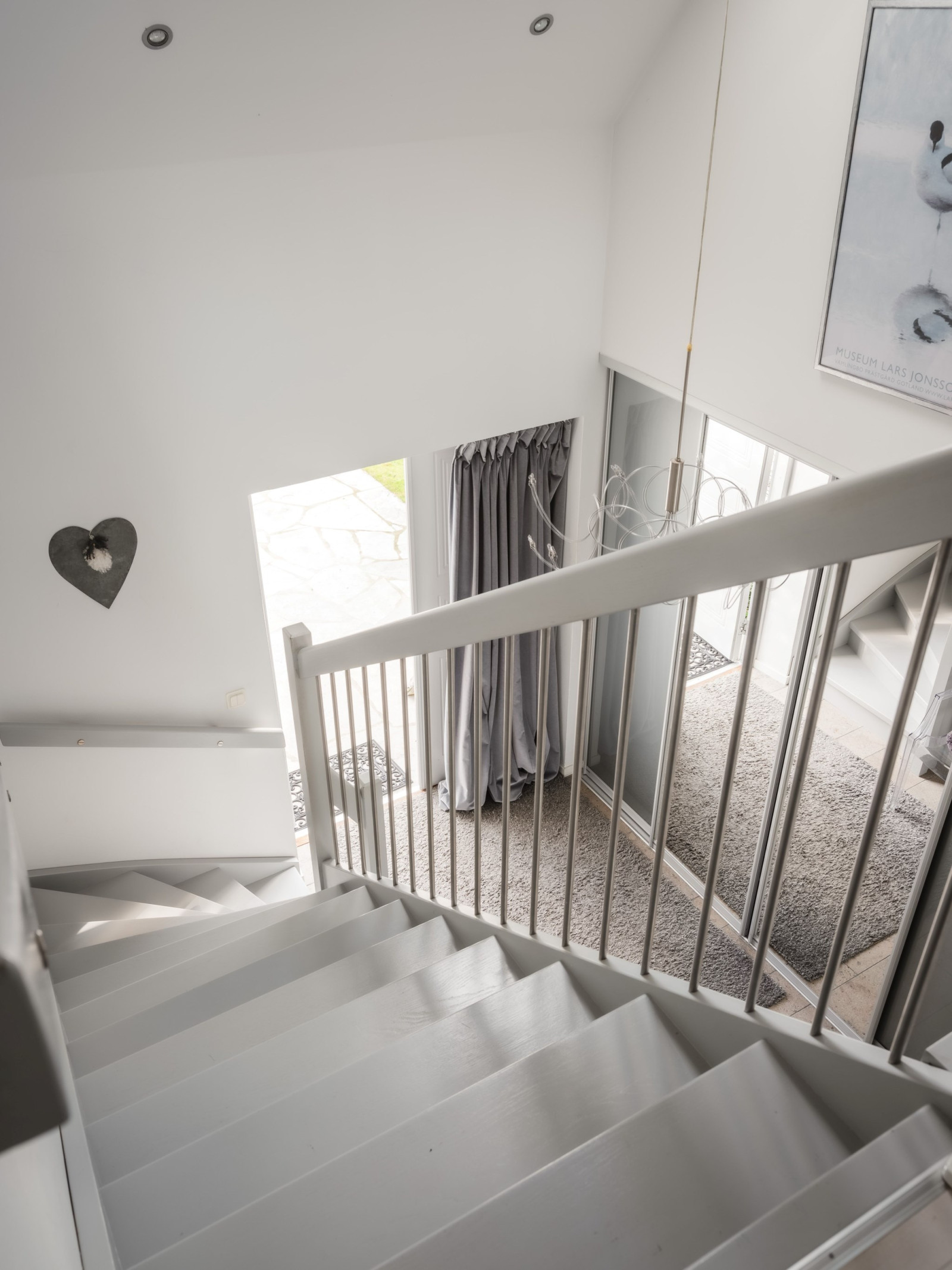 Trappan till övre plan, intill huvudentrén. Sanda Havsstigen 12