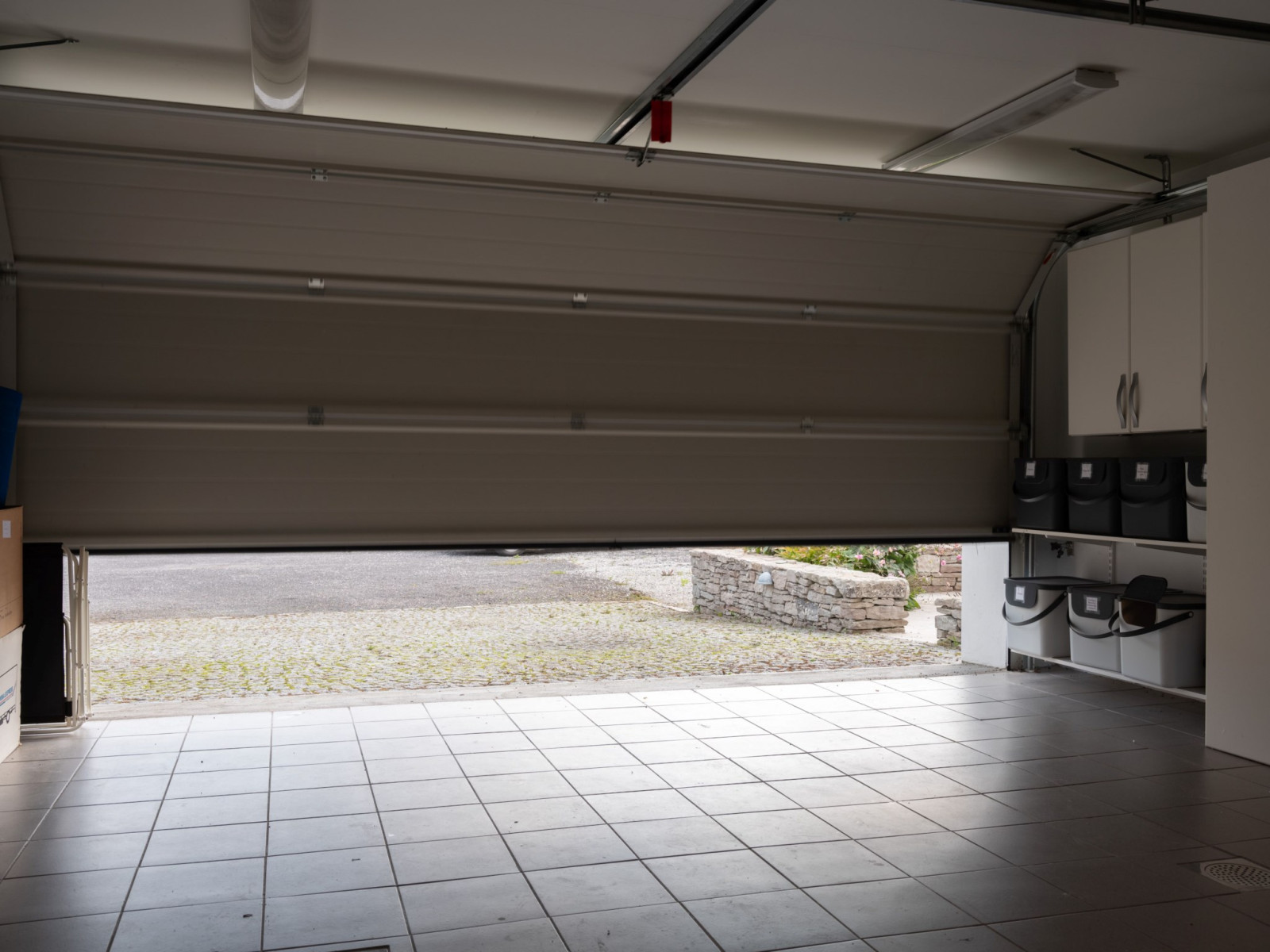 Garage med fjärrstyrd port. Sanda Havsstigen 12