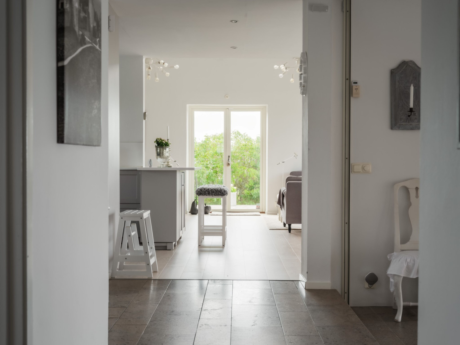 Vy från hallen mot kök (t v) och vardagsrum. Sanda Havsstigen 12