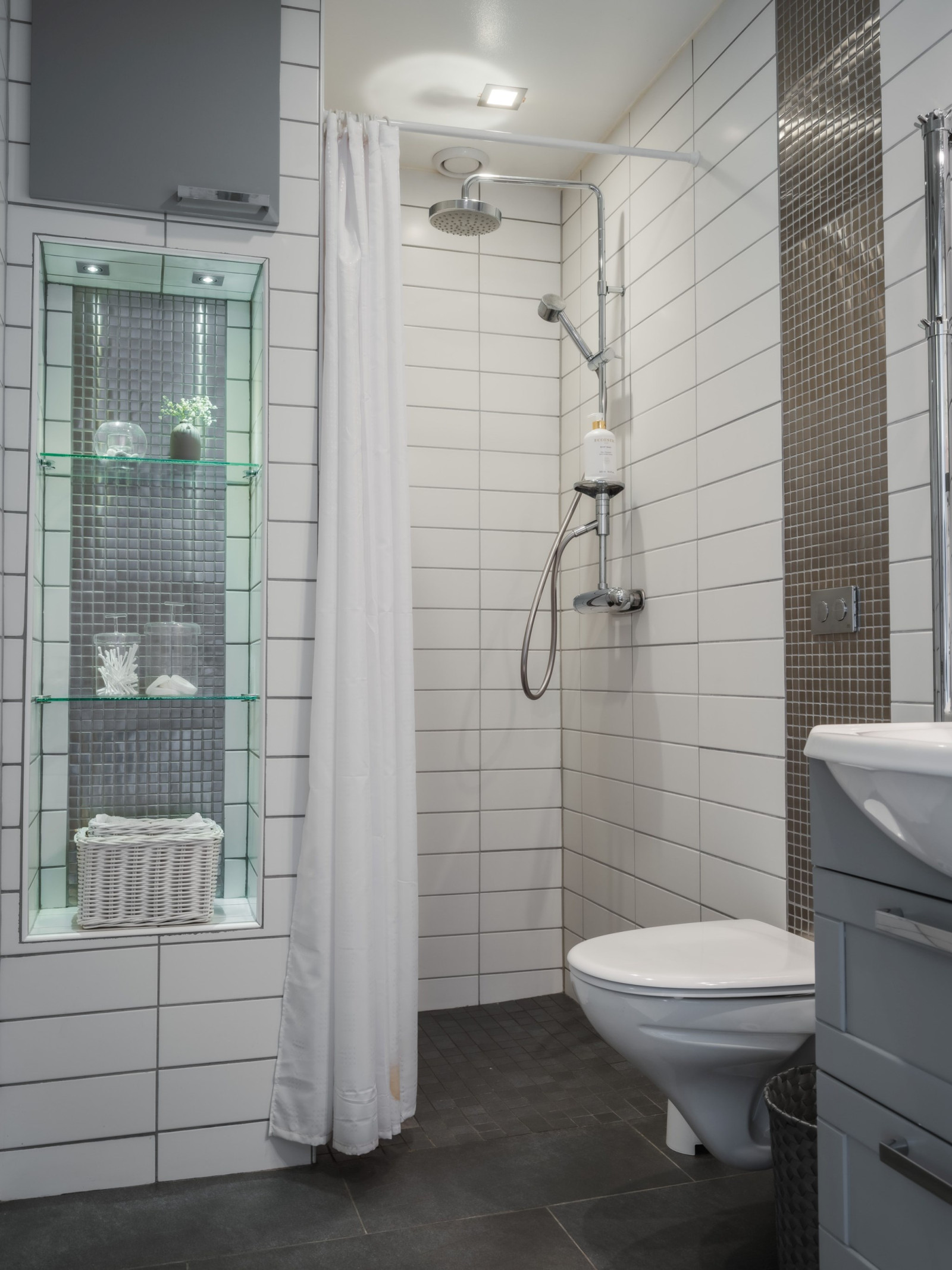 Badrum/tvättstuga i bottenplan. Sanda Havsstigen 12