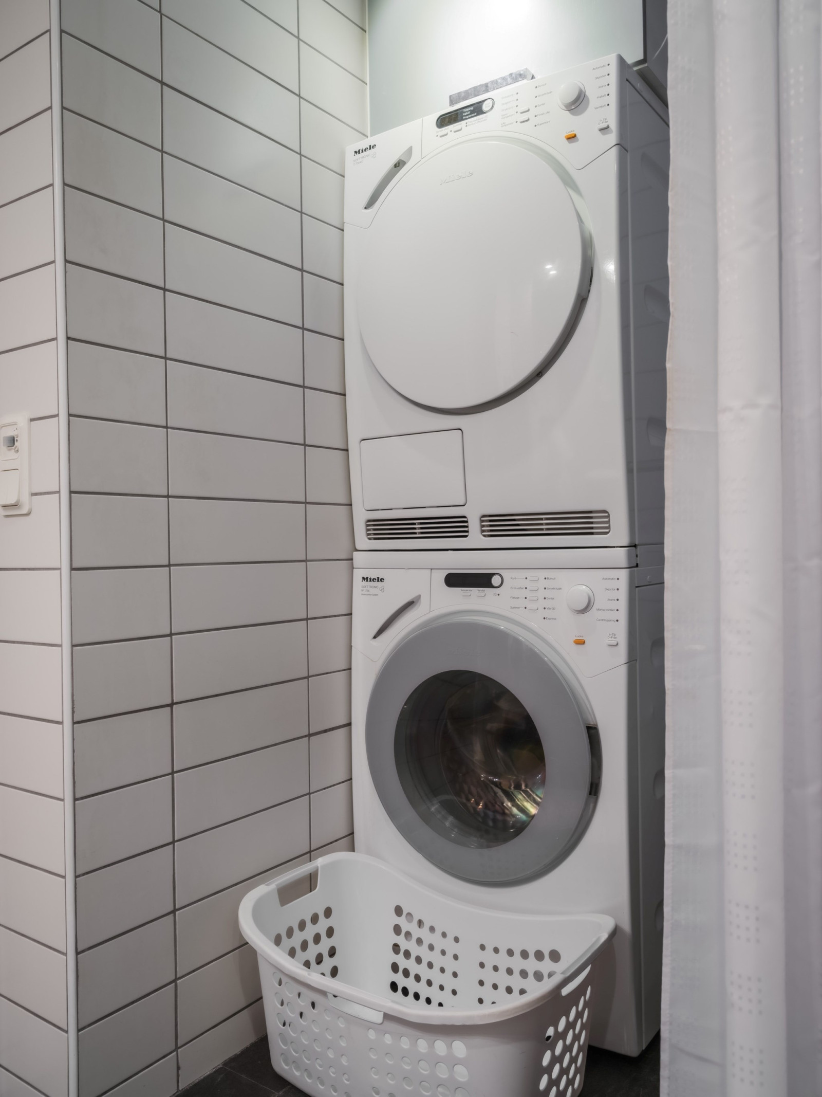 Badrum/tvättstuga i bottenplan. Tvättpelare -  med Mielemaskiner. Sanda Havsstigen 12