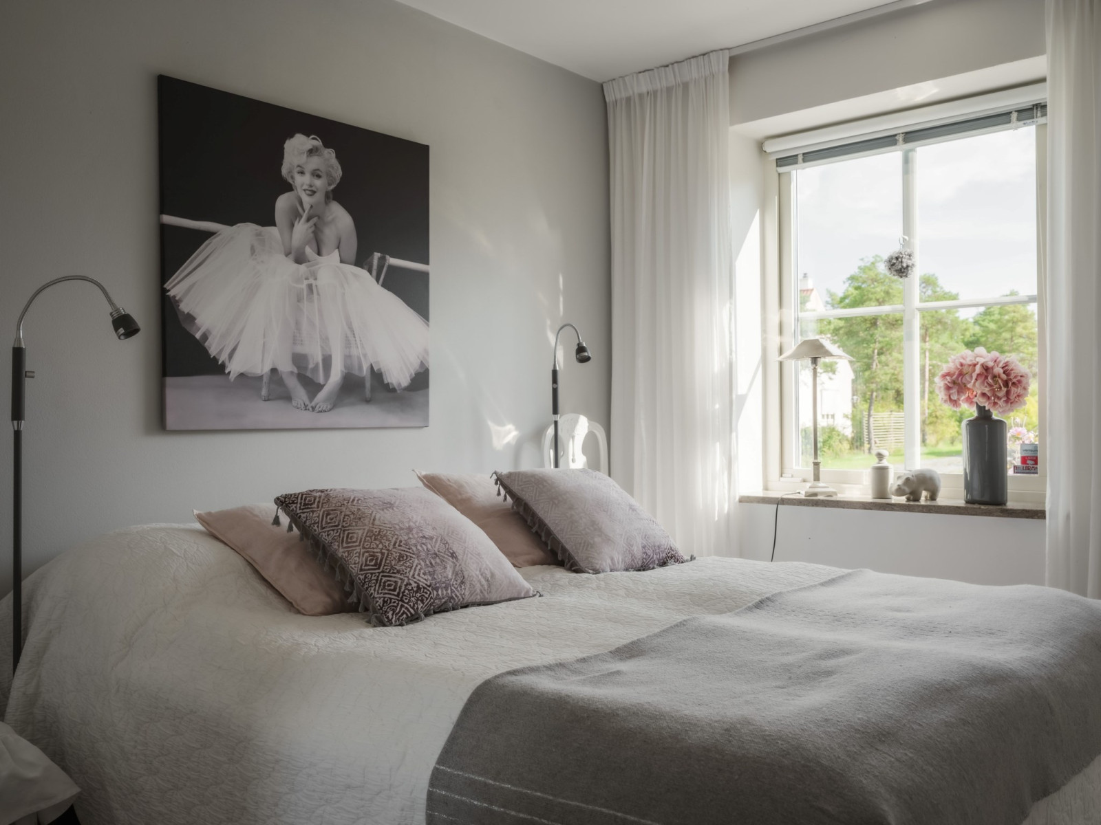 Sovrummet i bottenplan, med fönster mot entrésidan. Sanda Havsstigen 12