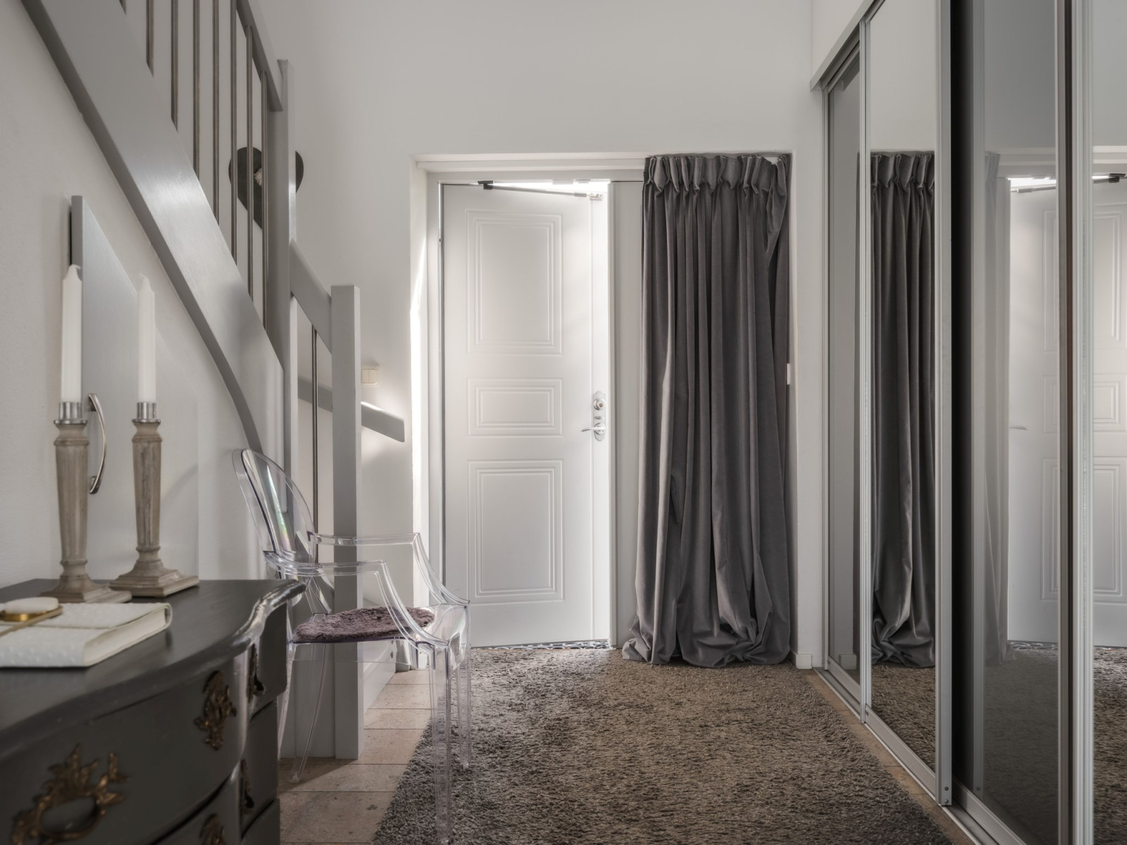 Stor och luftig hall med spegelgarderober och trappa t ö plan. Sanda Havsstigen 12